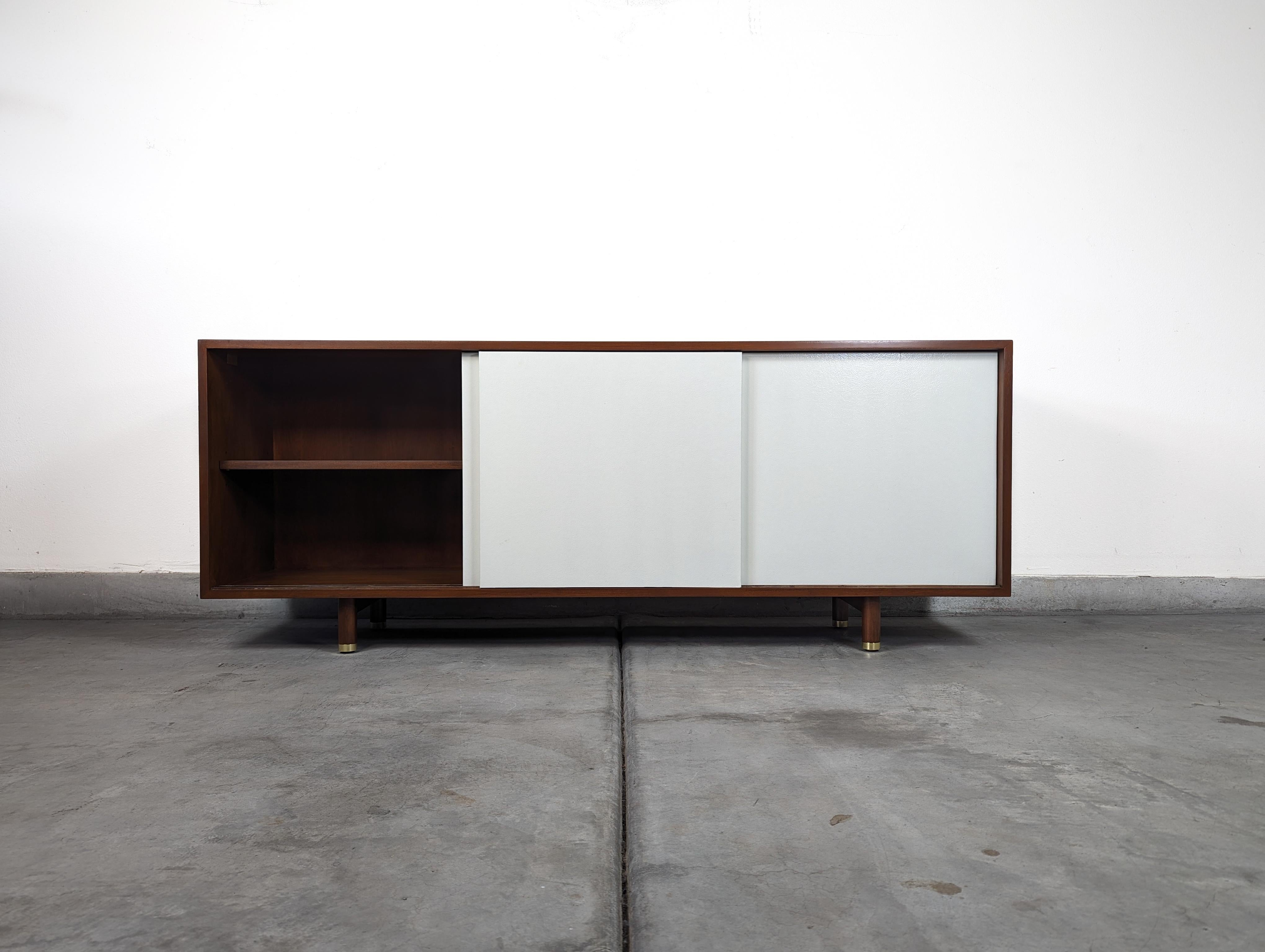 Mid-Century-Anrichte mit Schiebetür aus Nussbaumholz von Edward Wormley für Dunbar, ca. 1960er Jahre (amerikanisch) im Angebot