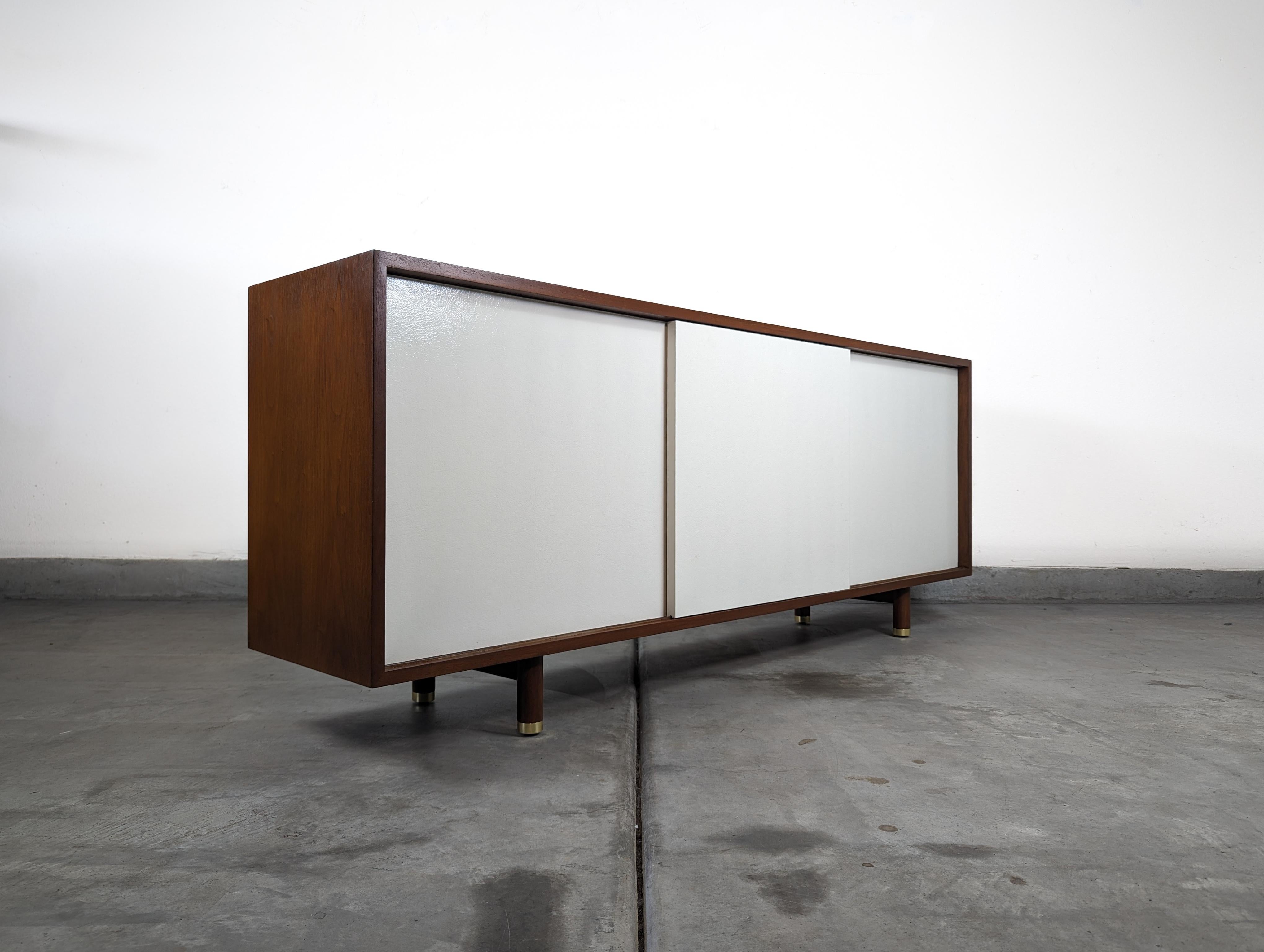 Mid-Century-Anrichte mit Schiebetür aus Nussbaumholz von Edward Wormley für Dunbar, ca. 1960er Jahre im Zustand „Hervorragend“ im Angebot in Chino Hills, CA