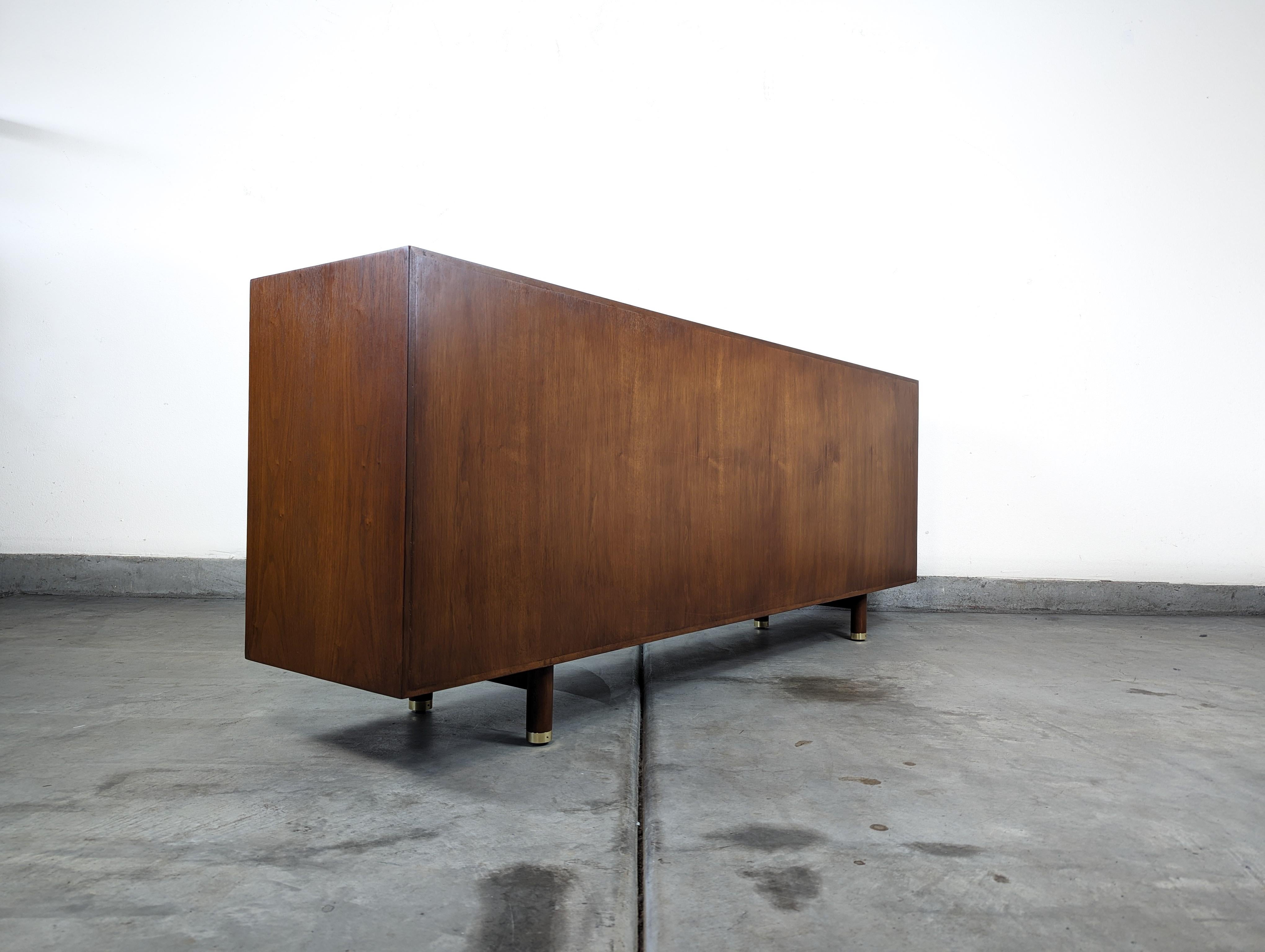 Mid-Century-Anrichte mit Schiebetür aus Nussbaumholz von Edward Wormley für Dunbar, ca. 1960er Jahre im Angebot 1