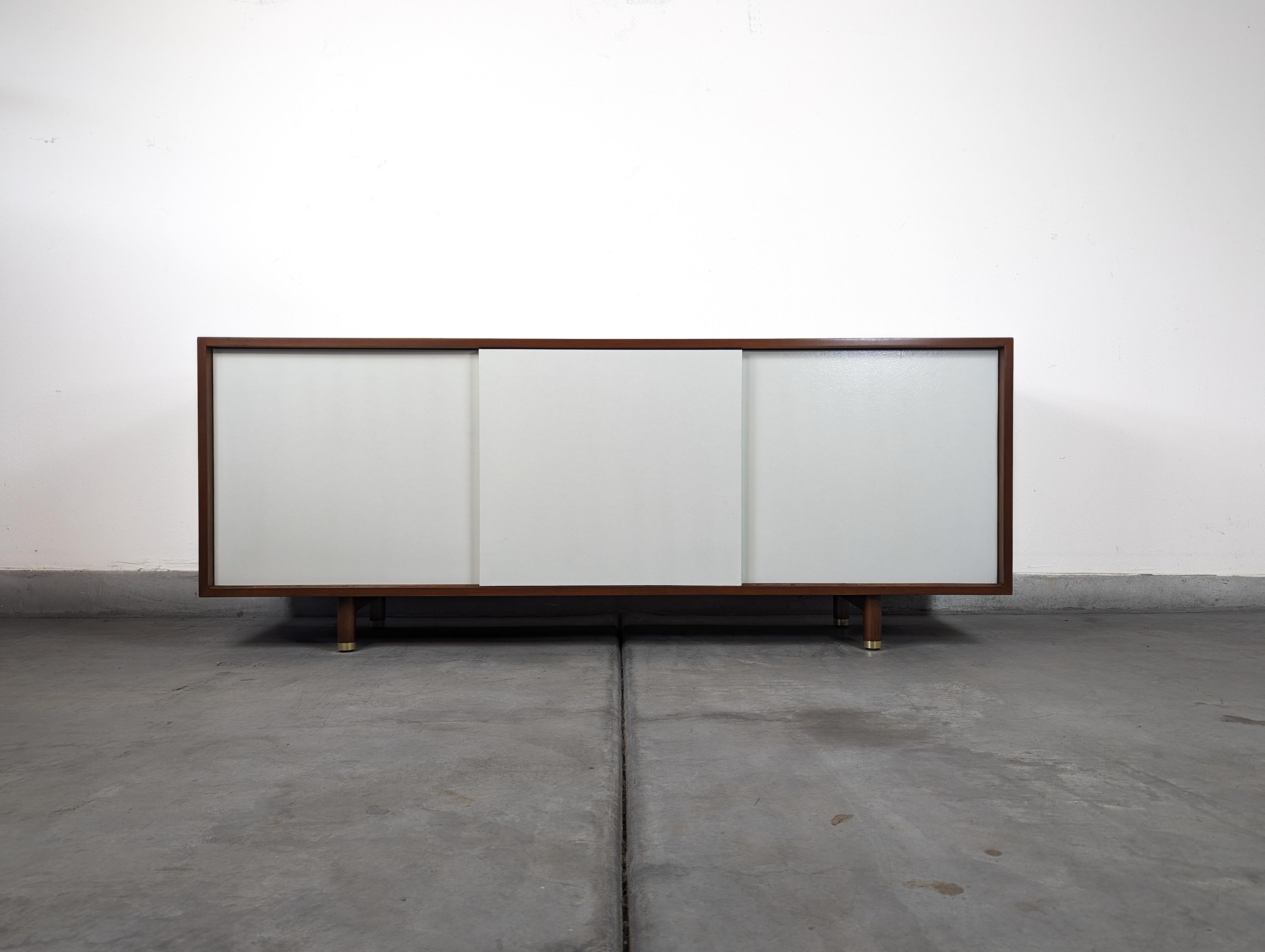 Mid-Century-Anrichte mit Schiebetür aus Nussbaumholz von Edward Wormley für Dunbar, ca. 1960er Jahre im Angebot 2