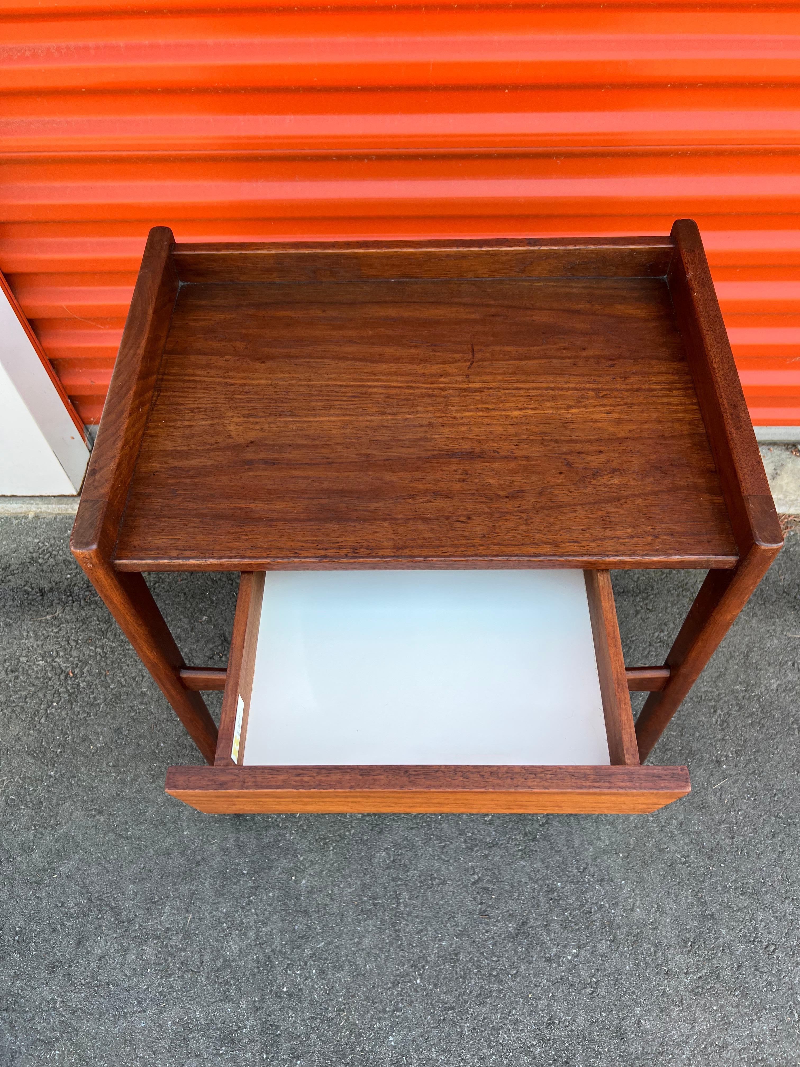Mid-Century Walnut Stilted Jens Risom End Table / Nightstand In Good Condition In Asheville, NC