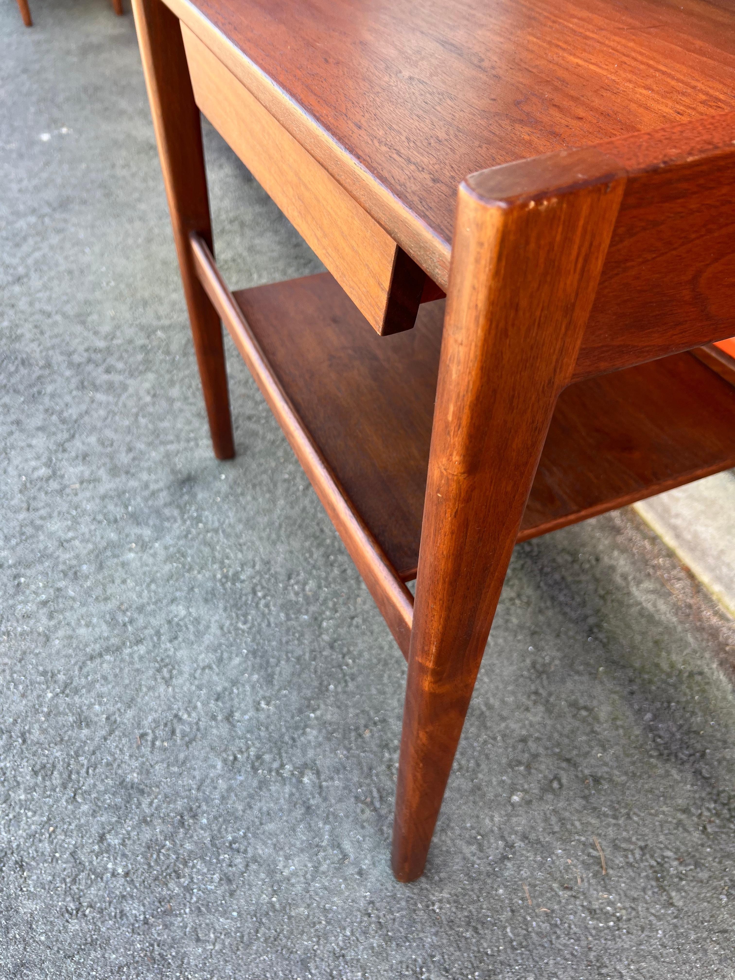 Mid-Century Walnut Stilted Jens Risom End Table / Nightstand 1