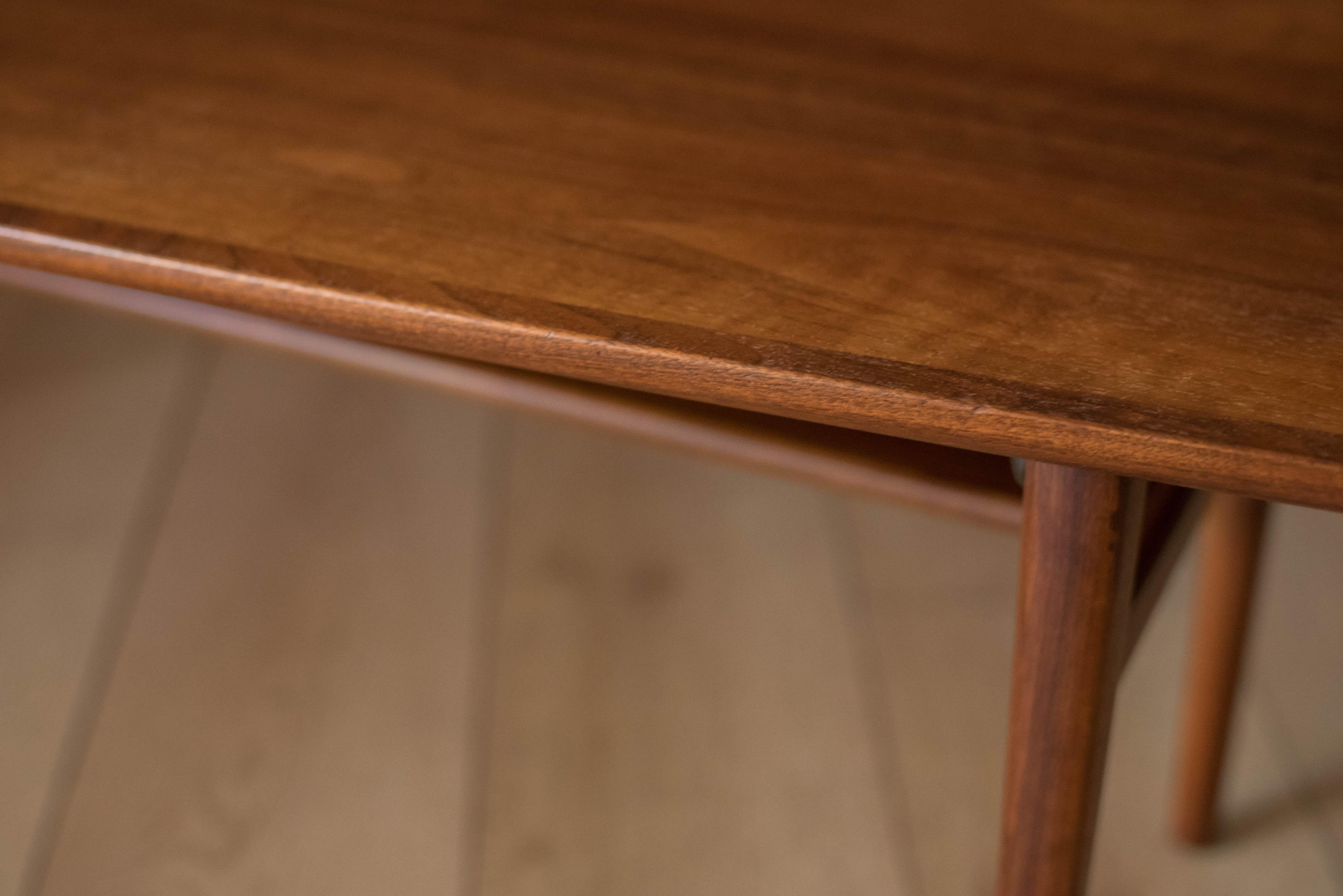 Mid Century Walnut Surfboard Coffee Table by Carlin In Good Condition In San Jose, CA