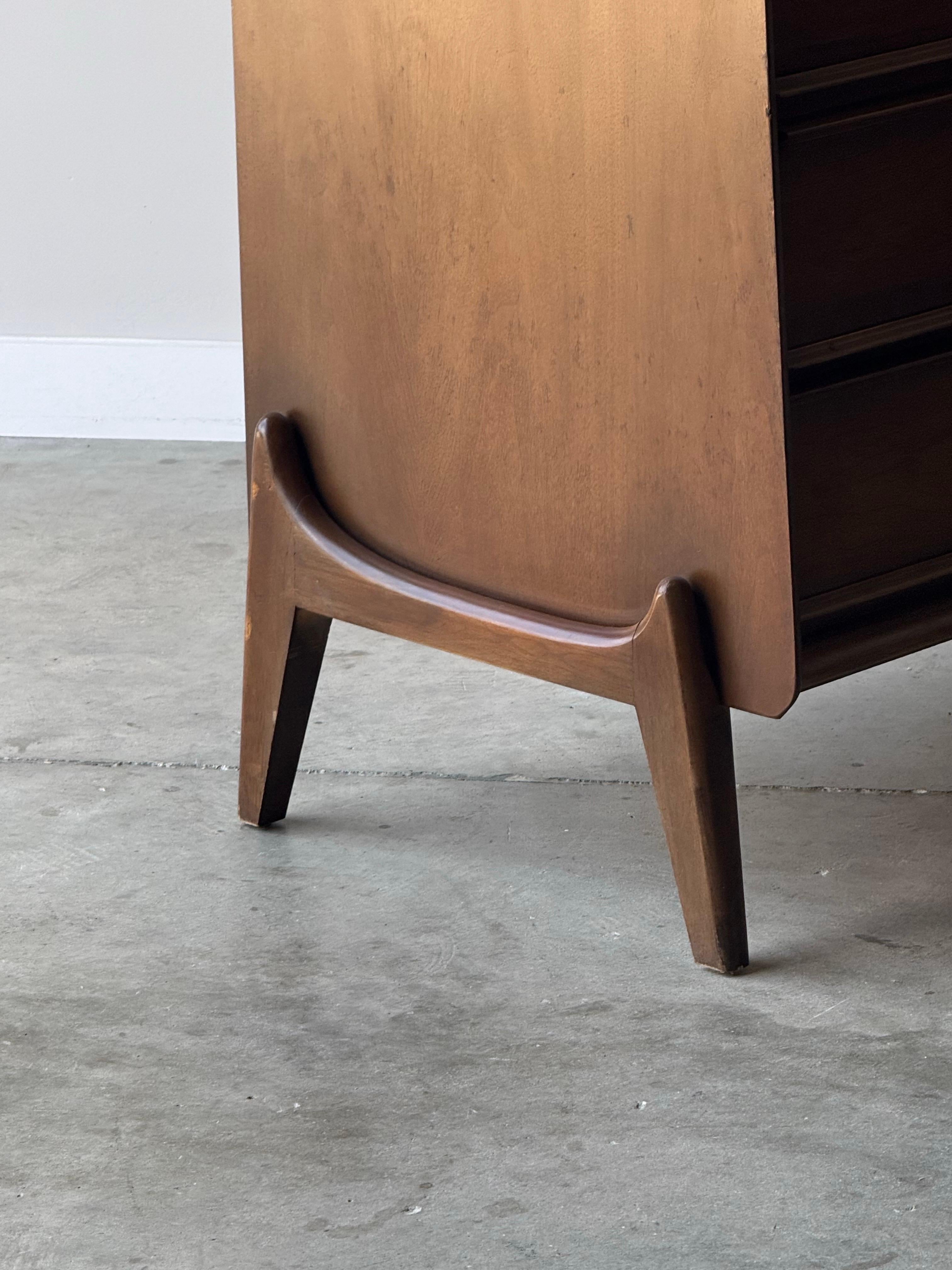Tall Boy in noce di metà secolo di United Furniture CO. in vendita 4
