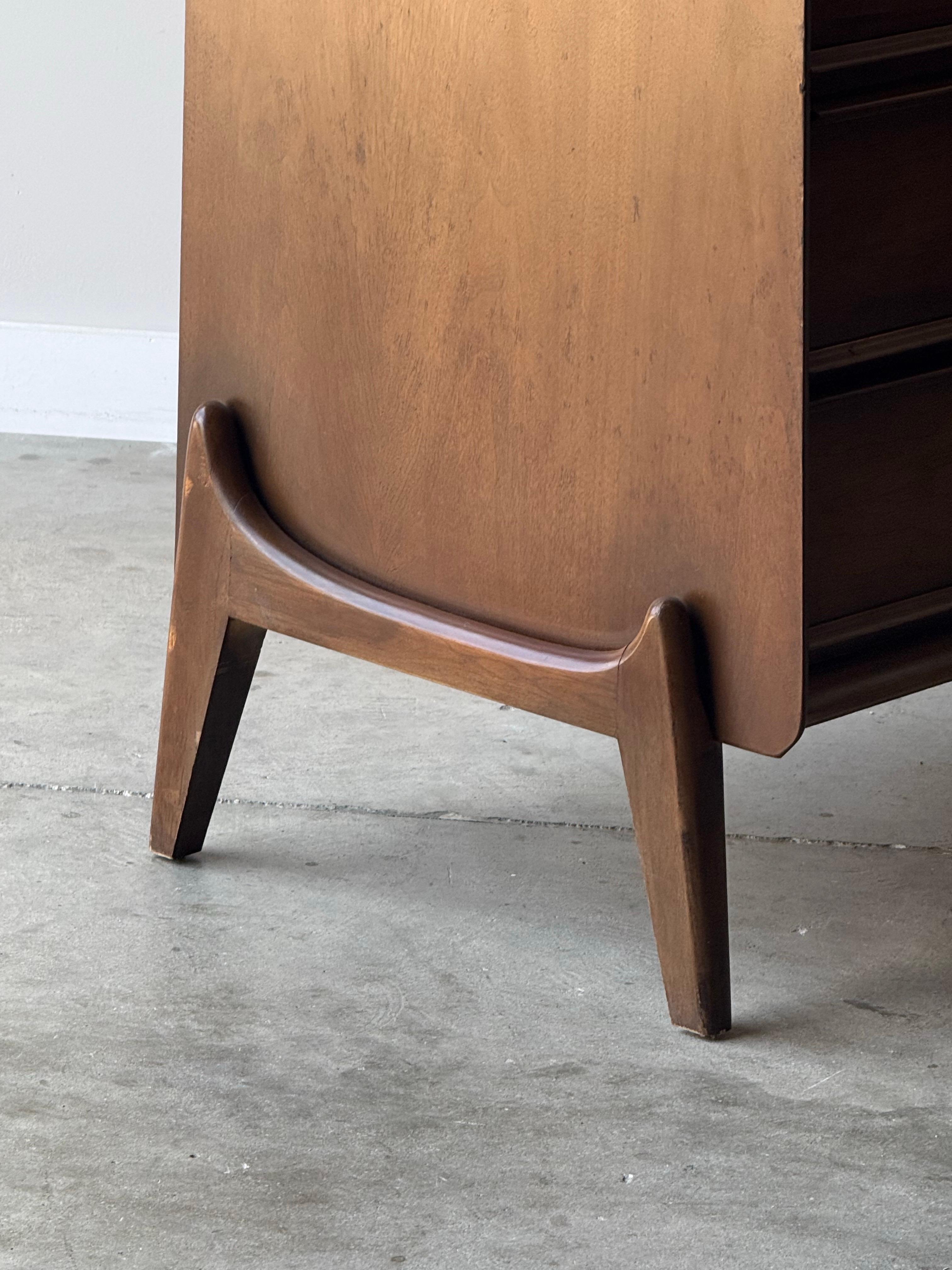 Tall Boy in noce di metà secolo di United Furniture CO. in vendita 7