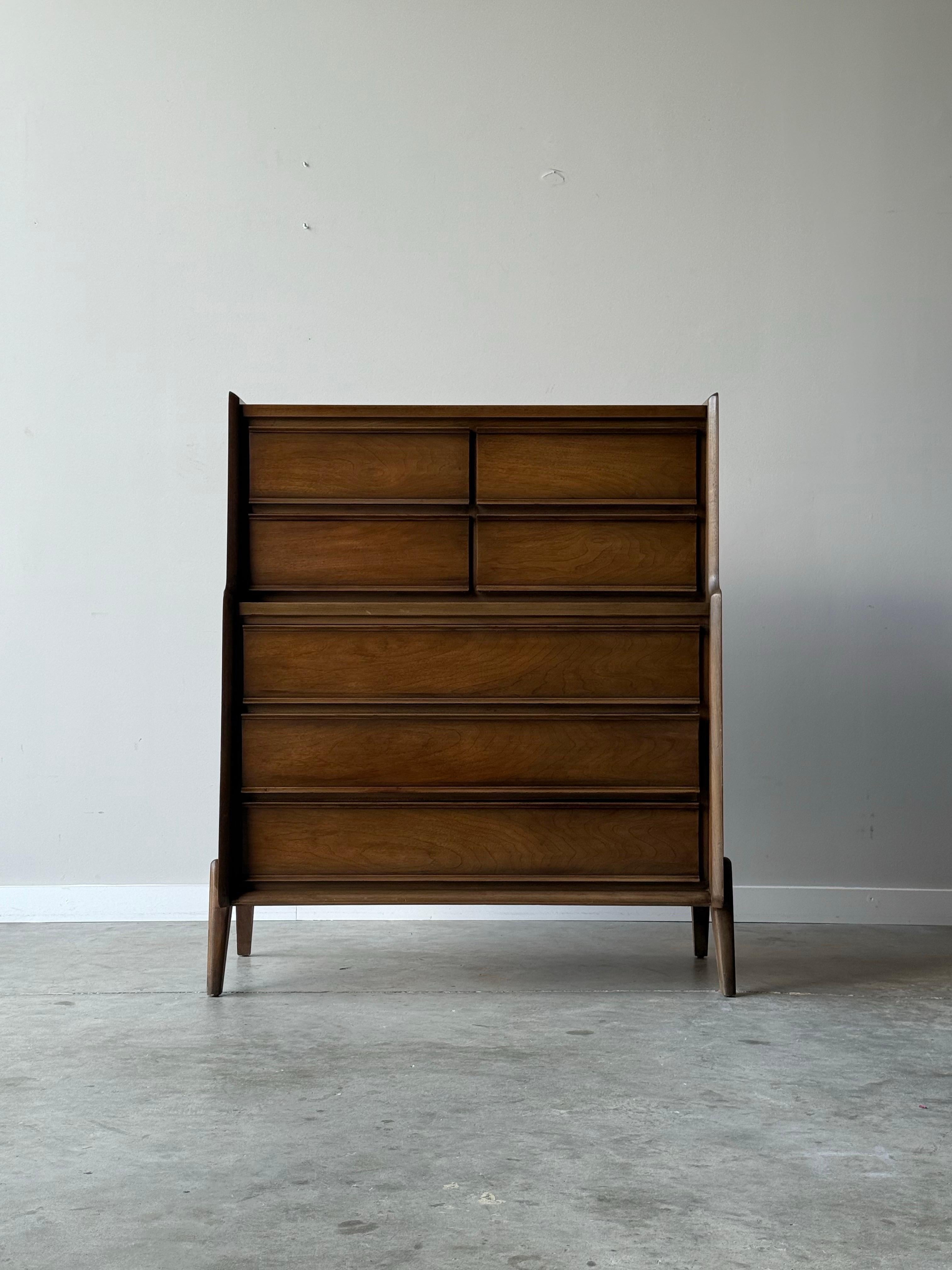 Mid-Century moderno Tall Boy in noce di metà secolo di United Furniture CO. in vendita