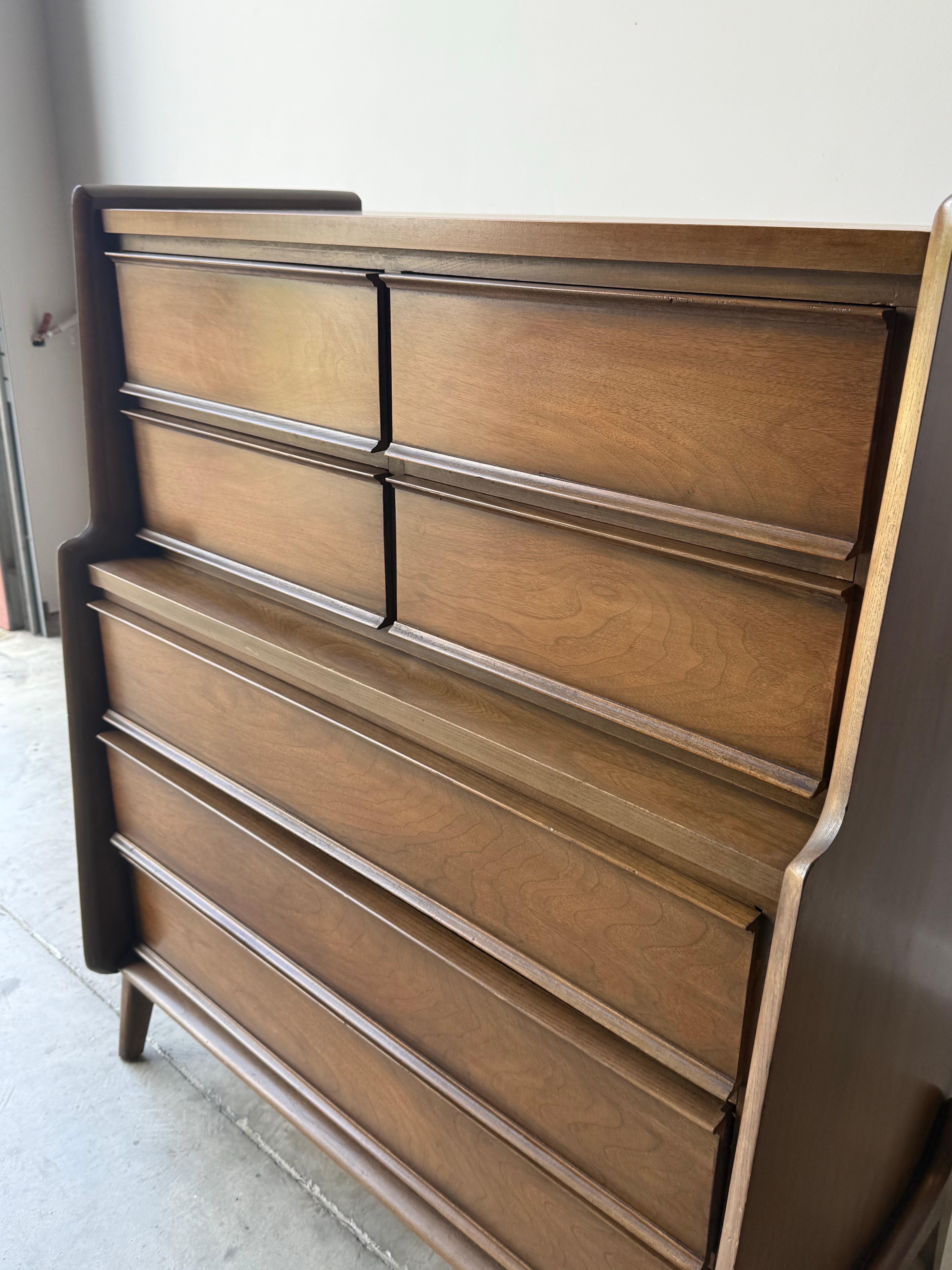 Americano Tall Boy in noce di metà secolo di United Furniture CO. in vendita