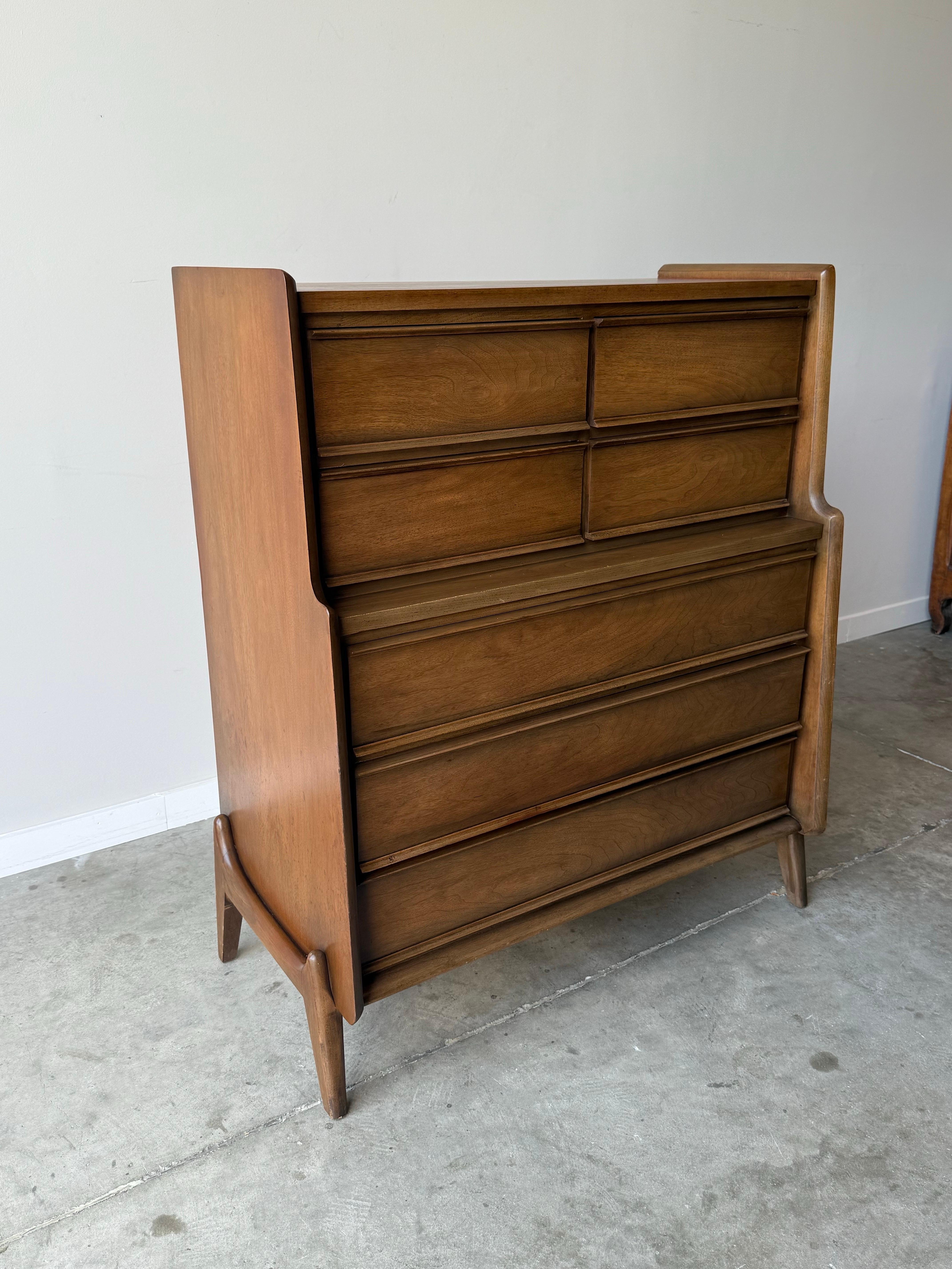 Legno Tall Boy in noce di metà secolo di United Furniture CO. in vendita