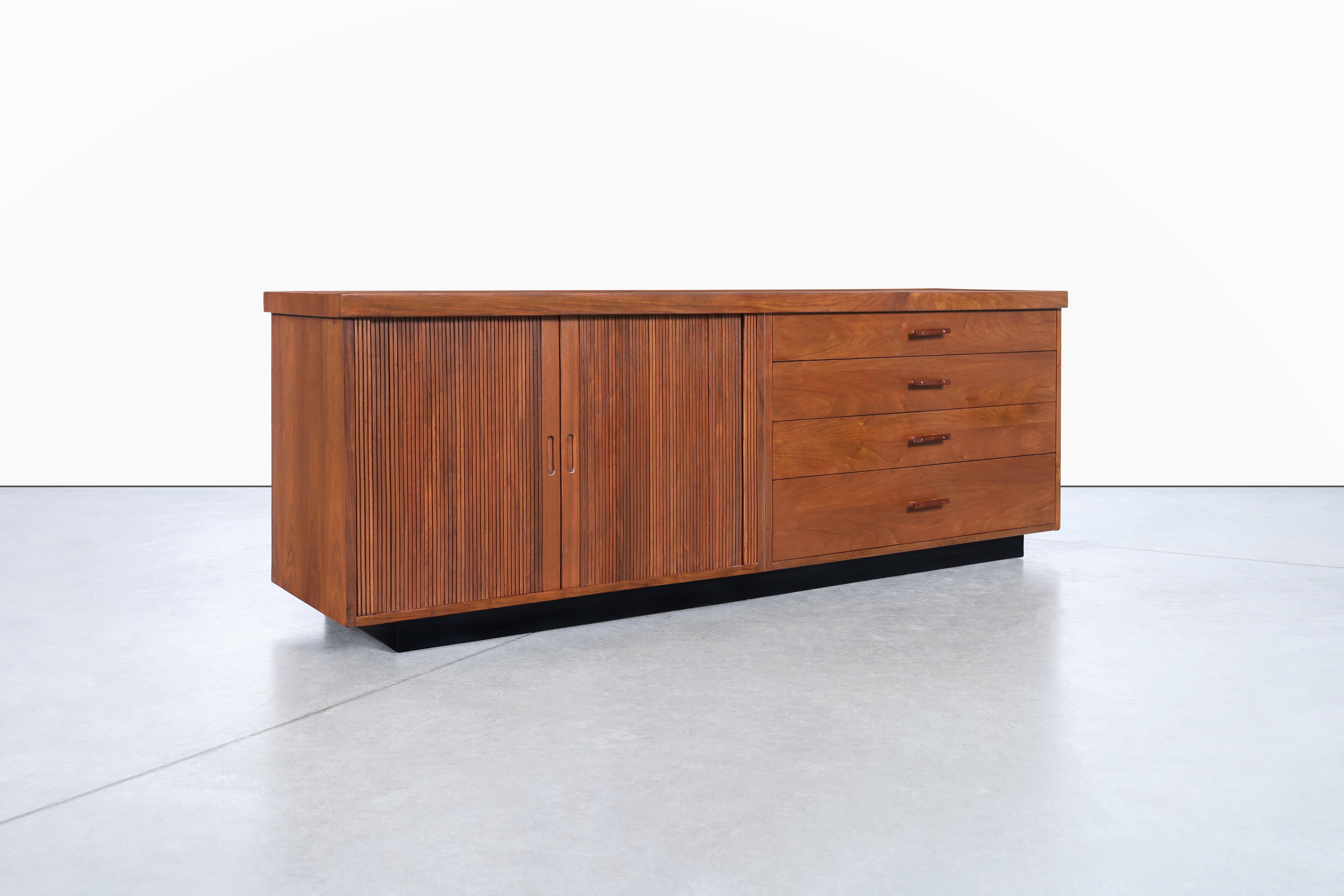 Mid-Century Walnut Tambour Door Credenza by Glenn of California In Good Condition For Sale In North Hollywood, CA