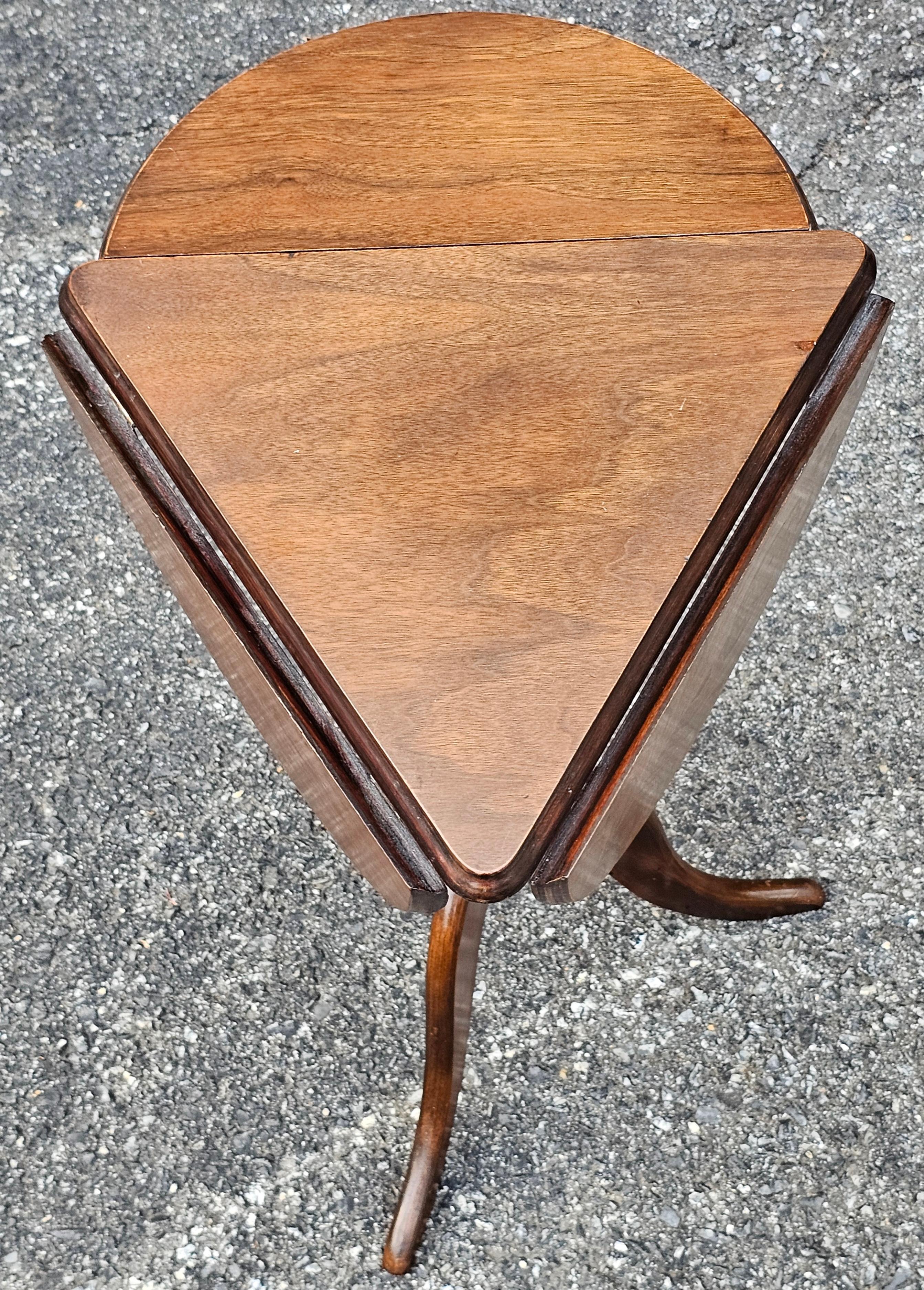 Mid Century Nussbaum Dreibein Klee Drop-Leaf Kerzenständer im Angebot 2
