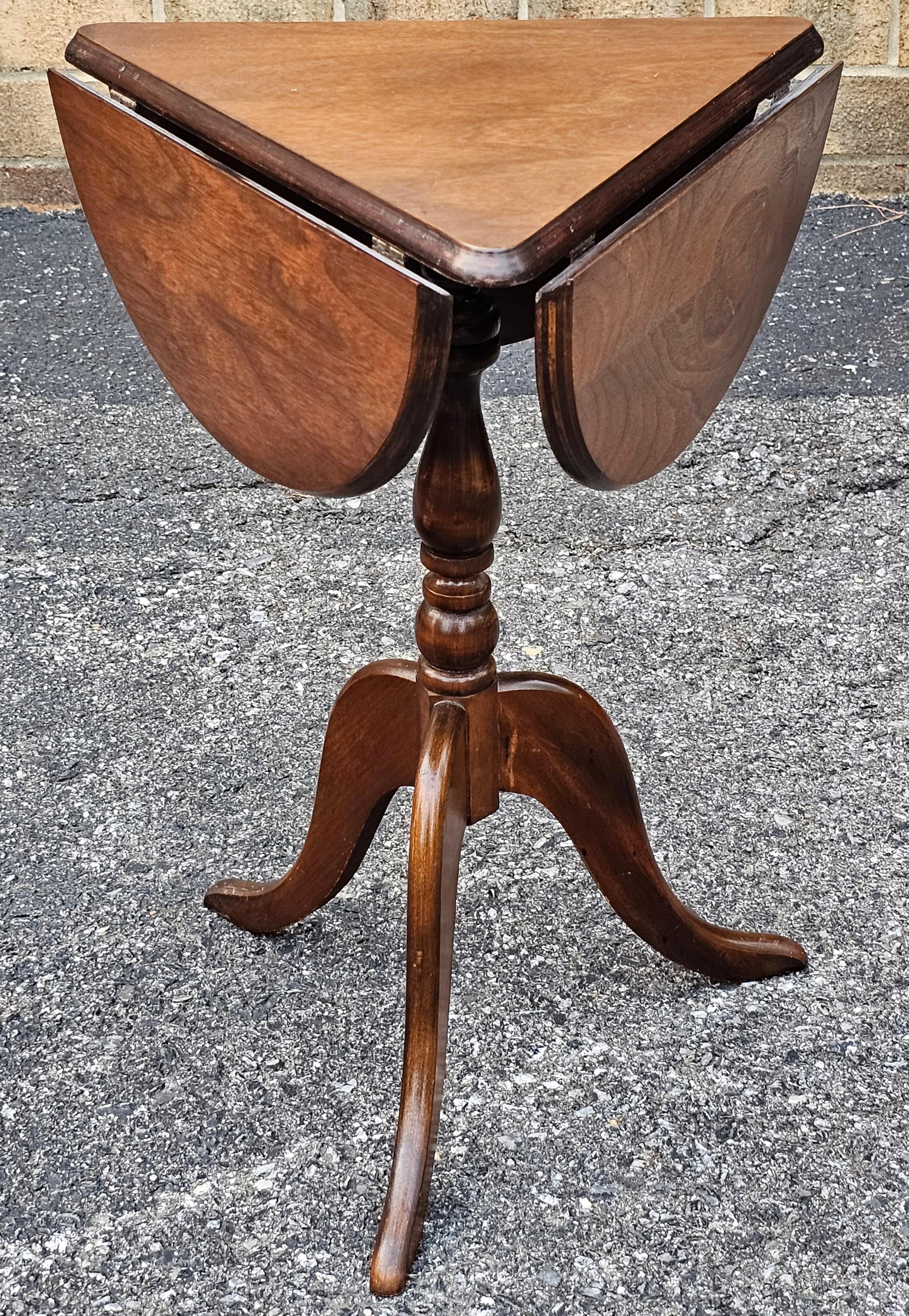 Mid Century Nussbaum Dreibein Klee Drop-Leaf Kerzenständer im Angebot 3