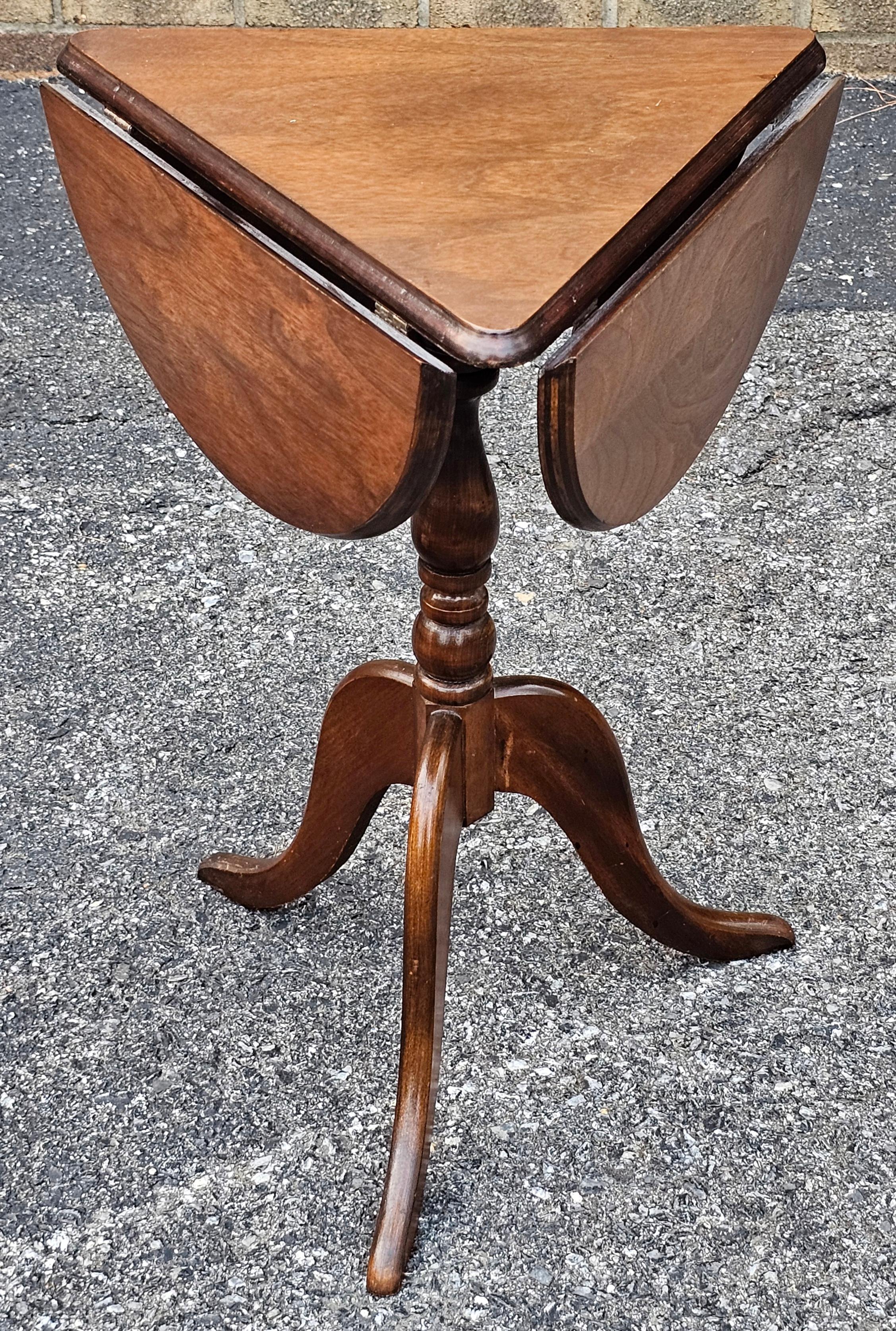 Mid Century Nussbaum Dreibein Klee Drop-Leaf Kerzenständer im Angebot 4