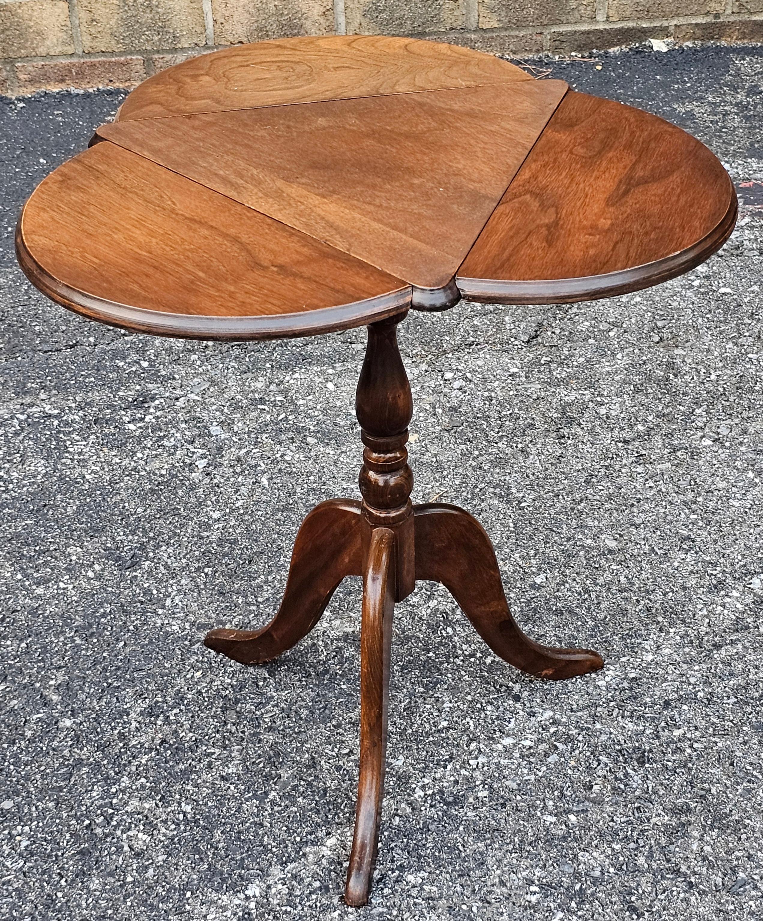 Mid Century Nussbaum Dreibein Klee Drop-Leaf Kerzenständer (George III.) im Angebot