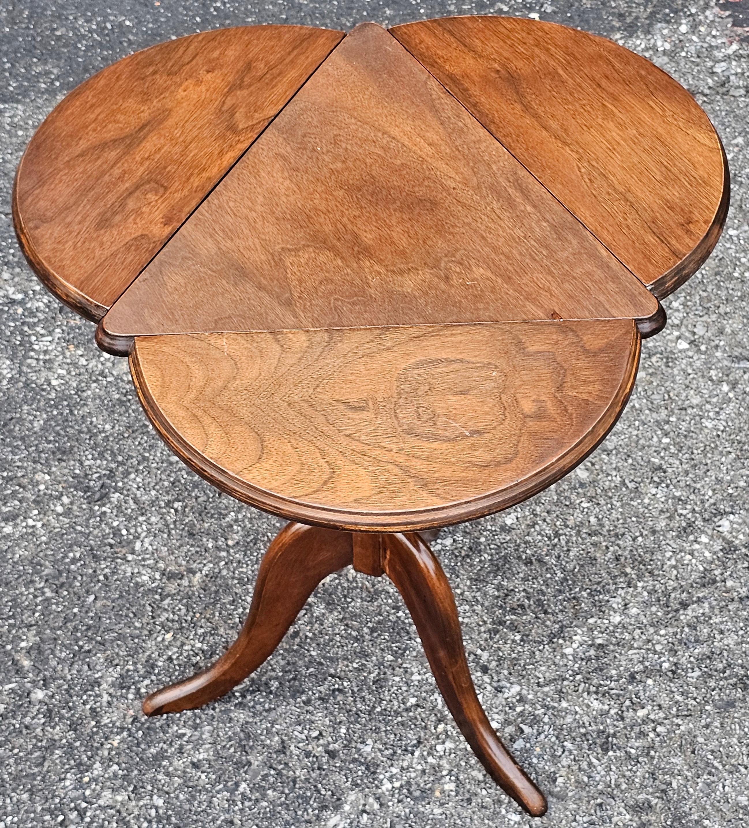 Mid Century Nussbaum Dreibein Klee Drop-Leaf Kerzenständer (Gebeizt) im Angebot
