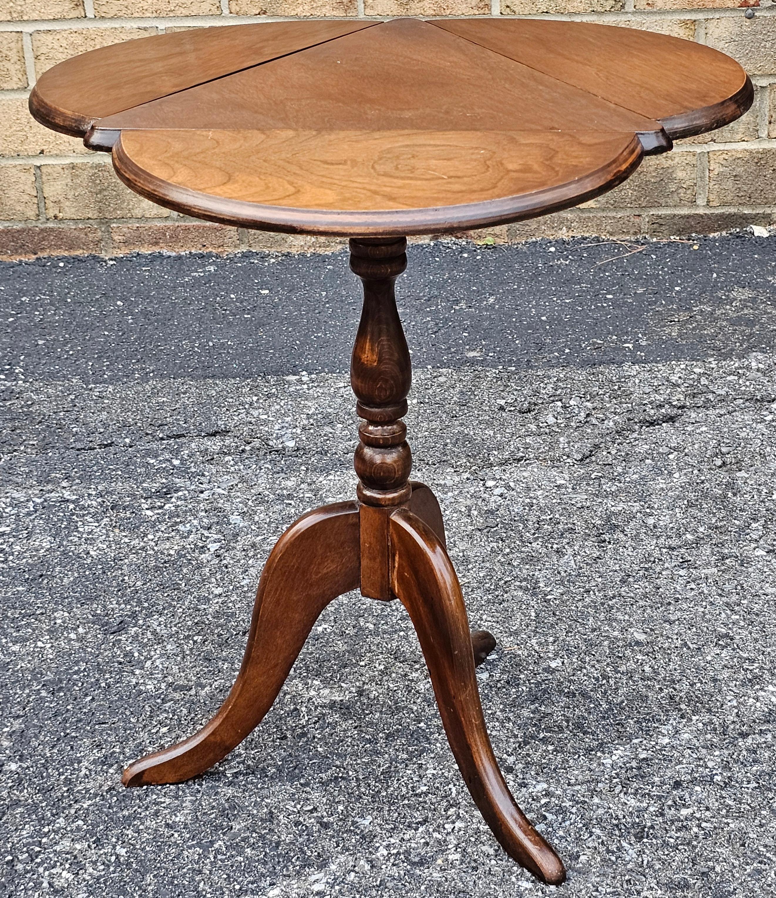Mid Century Nussbaum Dreibein Klee Drop-Leaf Kerzenständer im Zustand „Gut“ im Angebot in Germantown, MD