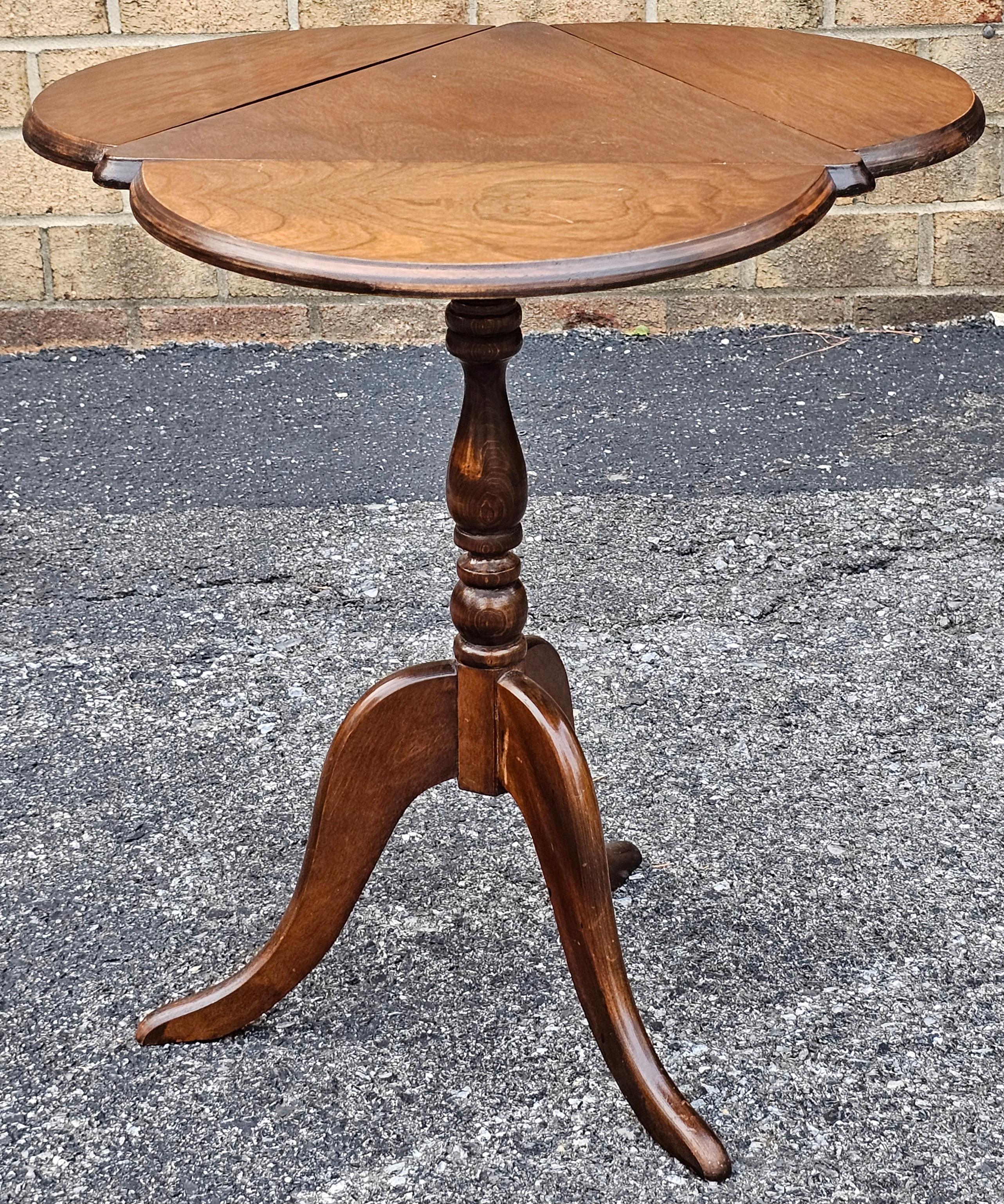 Mid Century Nussbaum Dreibein Klee Drop-Leaf Kerzenständer (20. Jahrhundert) im Angebot
