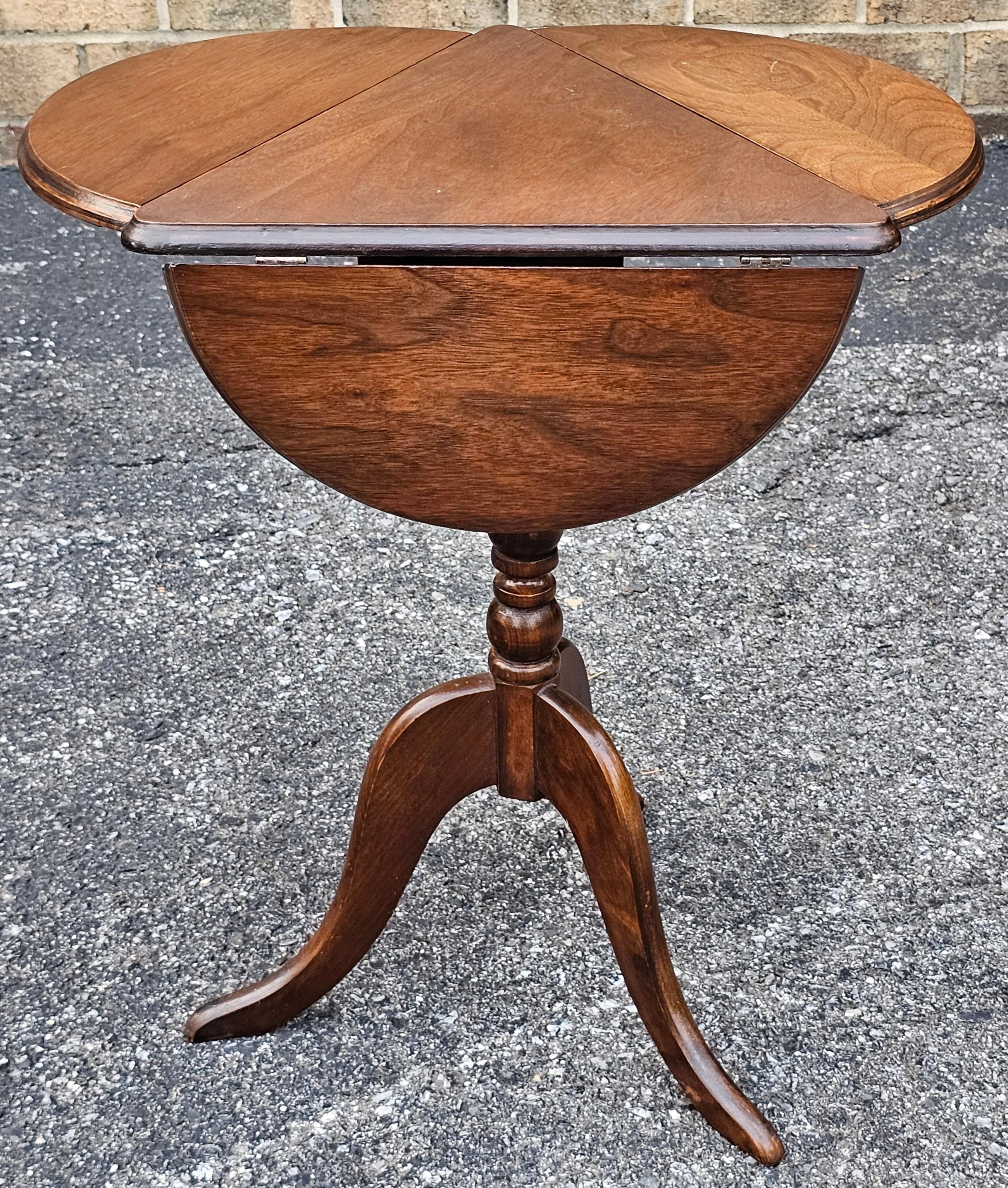 Mid Century Nussbaum Dreibein Klee Drop-Leaf Kerzenständer (Walnuss) im Angebot