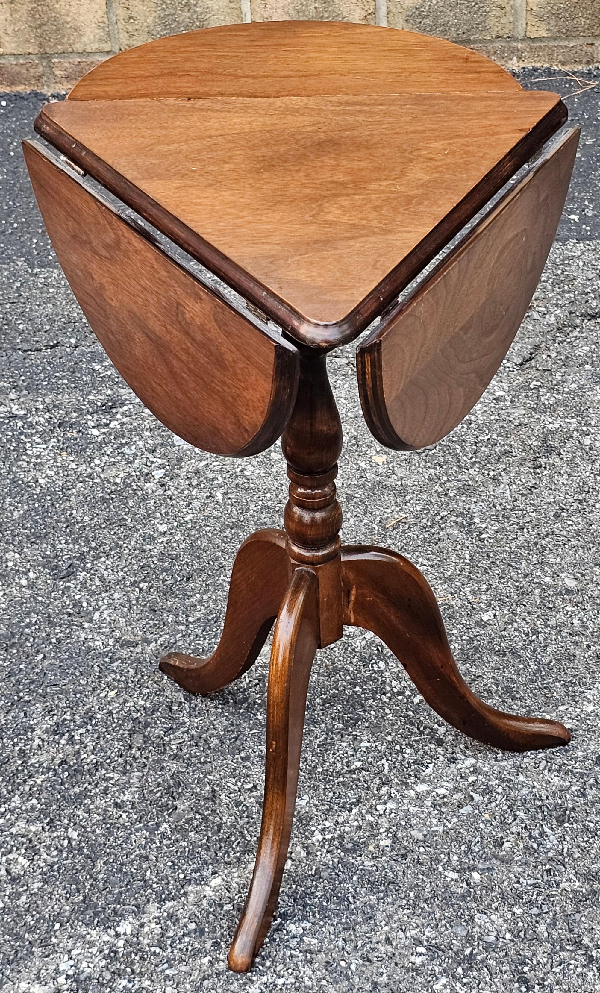 Mid Century Nussbaum Dreibein Klee Drop-Leaf Kerzenständer im Angebot 1