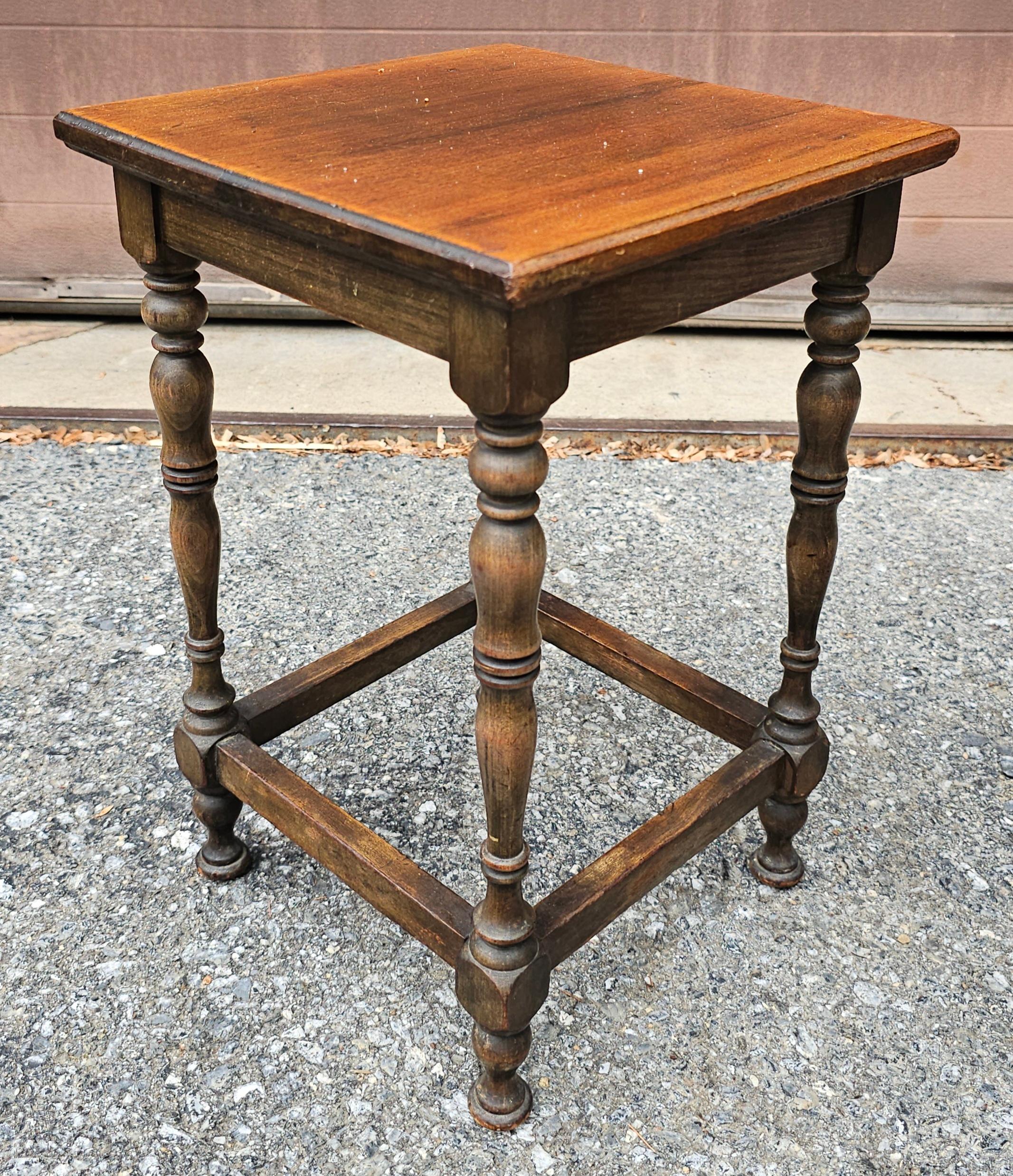 Table d'appoint / Support à plantes / Bougeoir à pied en noyer du milieu du siècle en vente 2