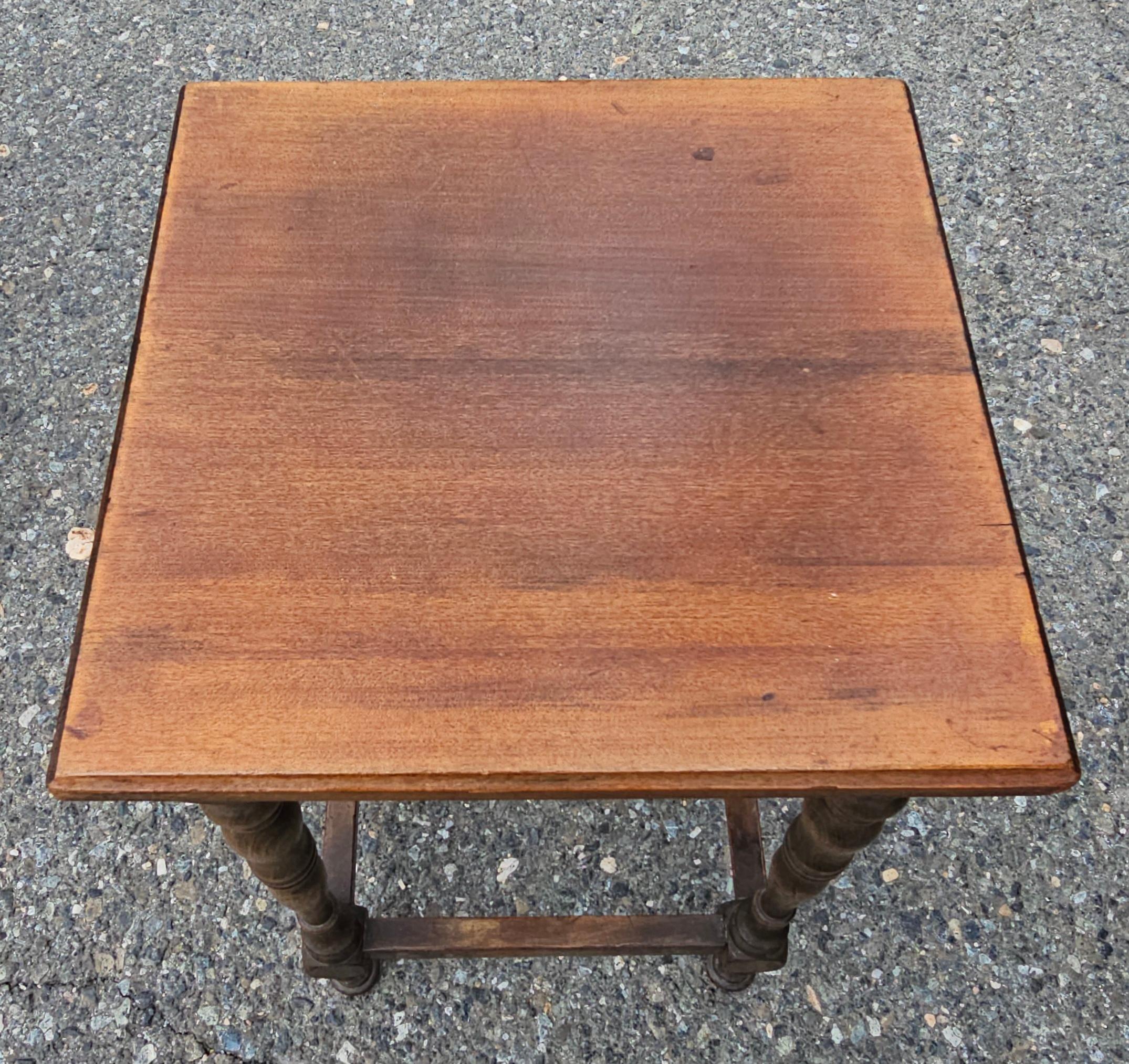 Classique américain Table d'appoint / Support à plantes / Bougeoir à pied en noyer du milieu du siècle en vente