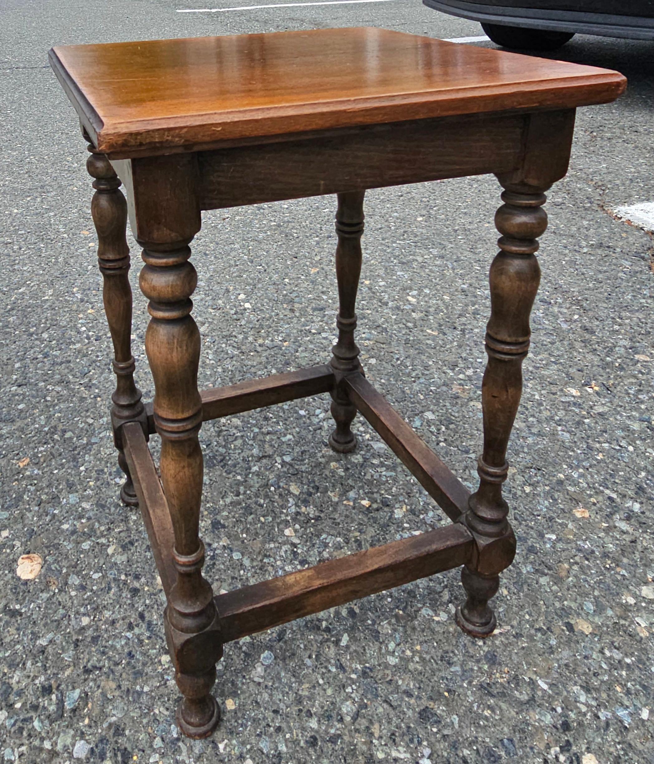 Américain Table d'appoint / Support à plantes / Bougeoir à pied en noyer du milieu du siècle en vente