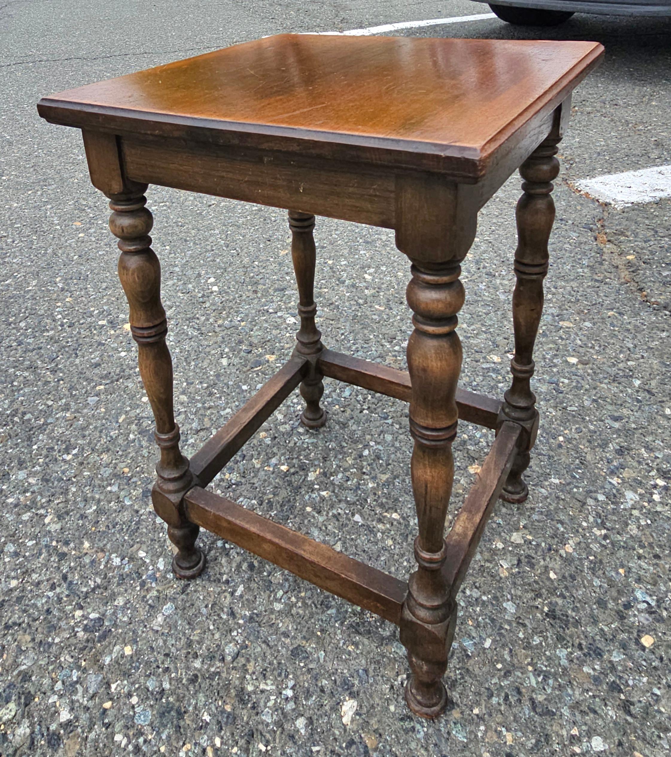 Travail du bois Table d'appoint / Support à plantes / Bougeoir à pied en noyer du milieu du siècle en vente