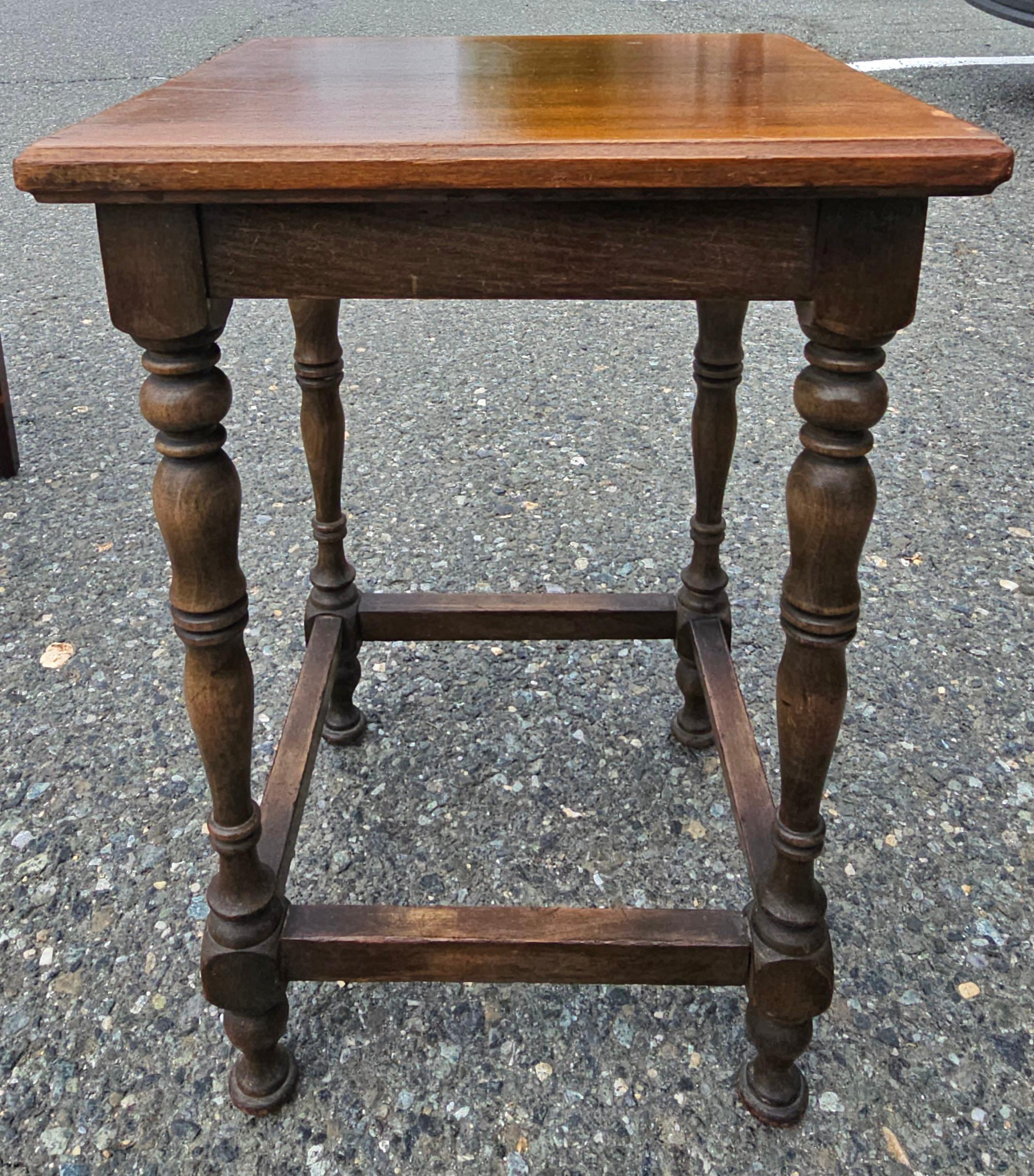 Table d'appoint / Support à plantes / Bougeoir à pied en noyer du milieu du siècle Bon état - En vente à Germantown, MD