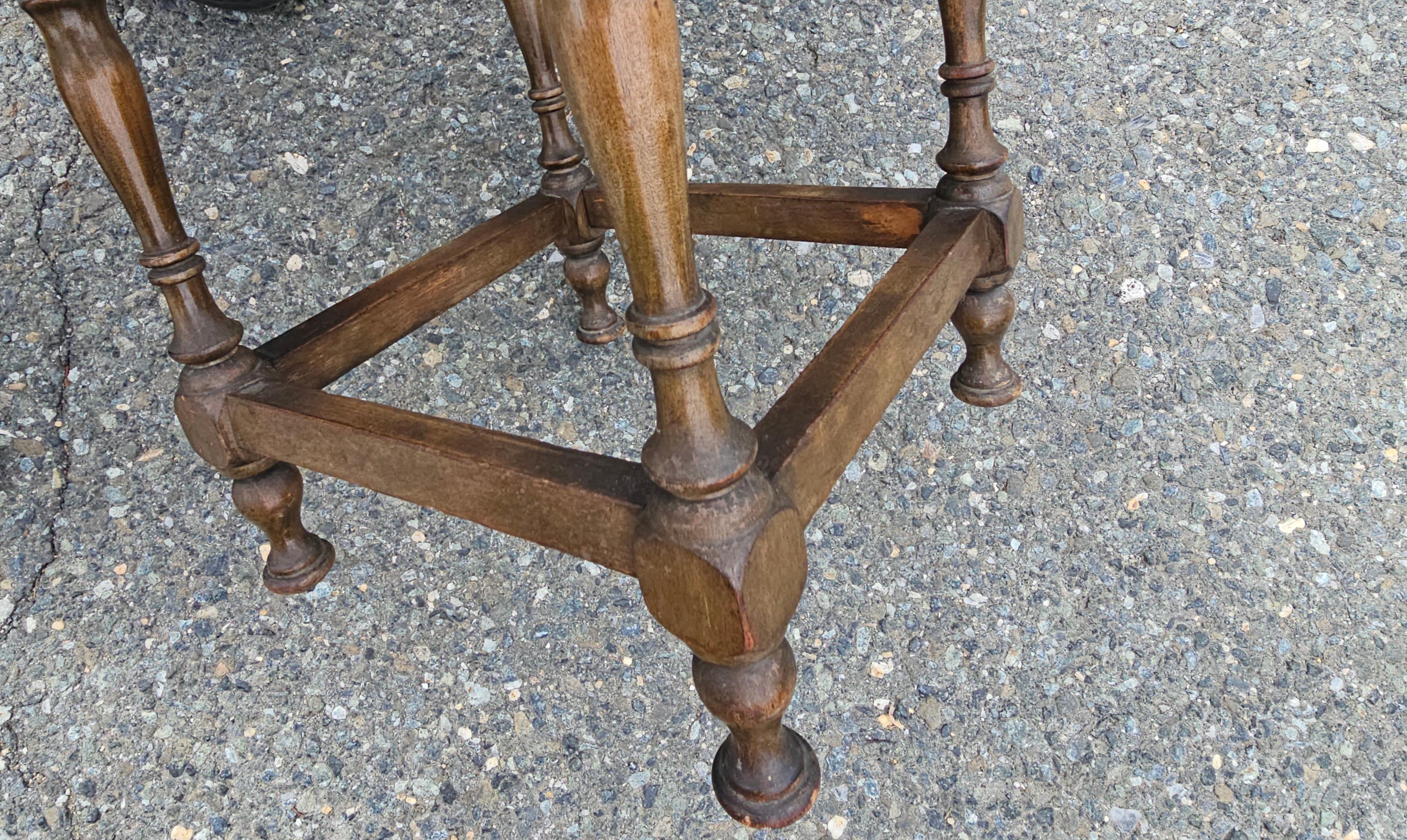 20ième siècle Table d'appoint / Support à plantes / Bougeoir à pied en noyer du milieu du siècle en vente
