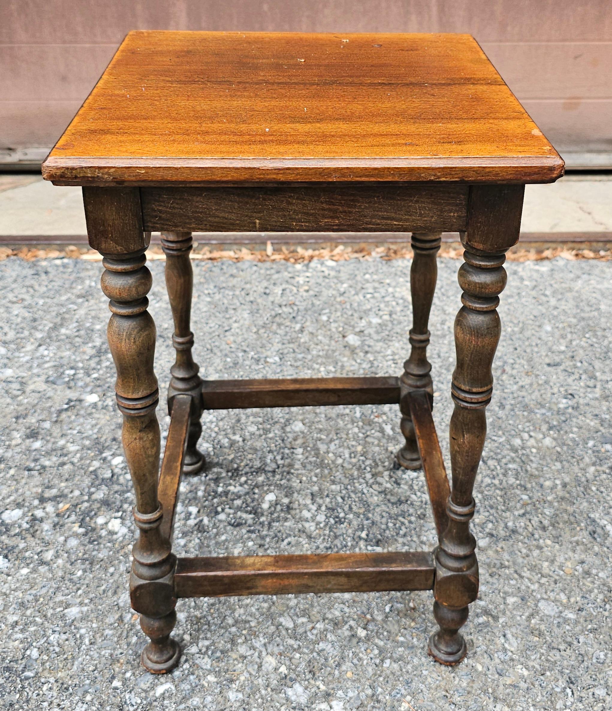 Noyer Table d'appoint / Support à plantes / Bougeoir à pied en noyer du milieu du siècle en vente
