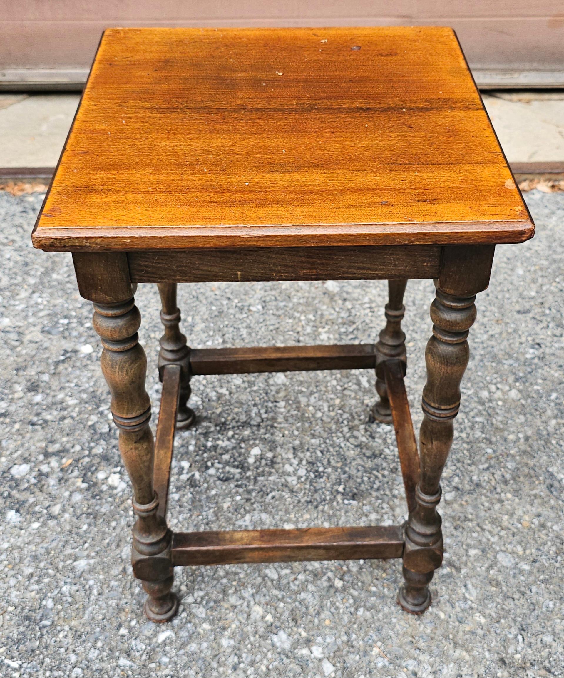 Table d'appoint / Support à plantes / Bougeoir à pied en noyer du milieu du siècle en vente 1