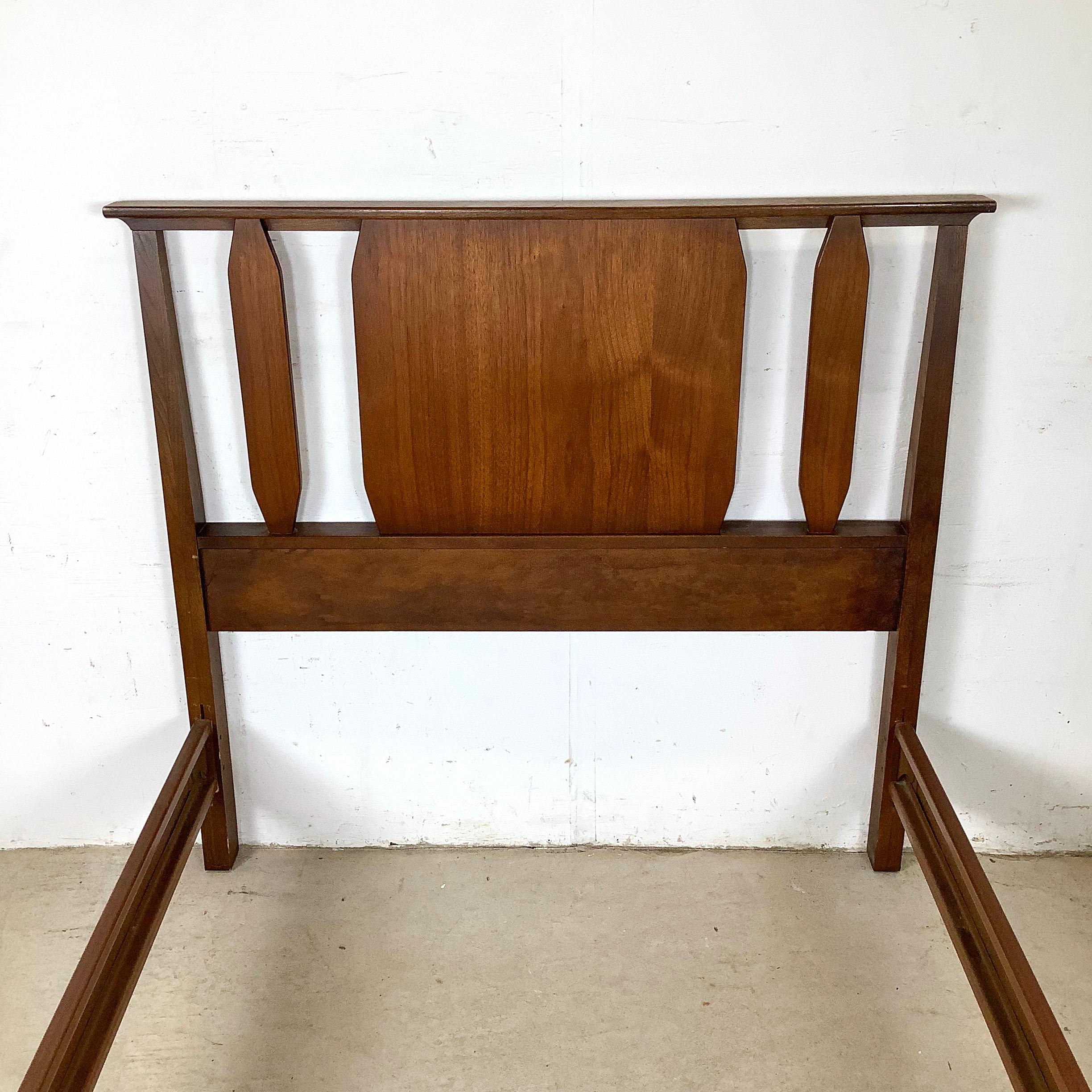 Mid-Century Modern Cadre de lit double en noyer du milieu du siècle en vente