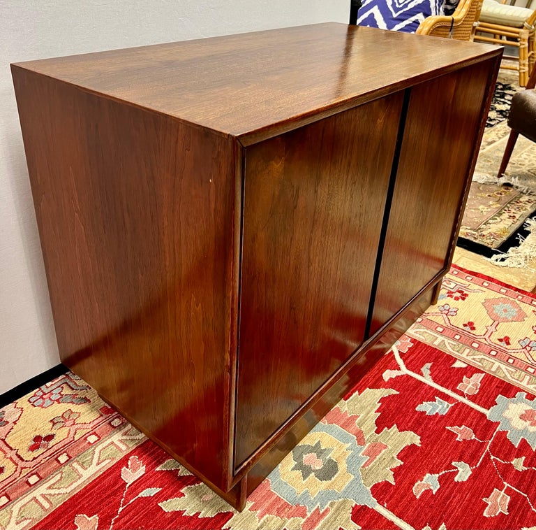 Mid-Century Walnut Two Door Cabinet Credenza Bar by Foster McDavid USA In Good Condition In West Hartford, CT