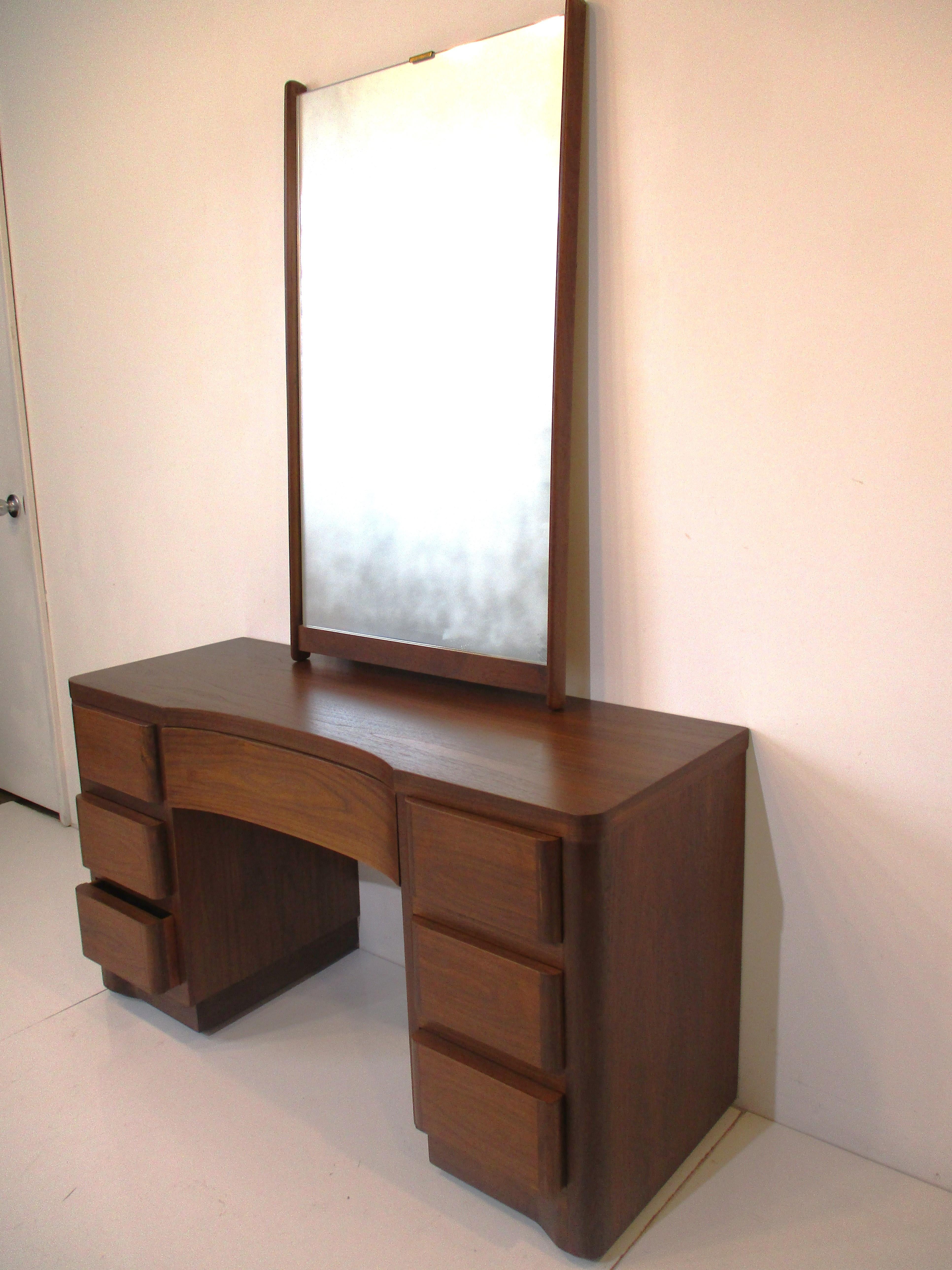 Midcentury Walnut Vanity with Mirror In Good Condition For Sale In Cincinnati, OH