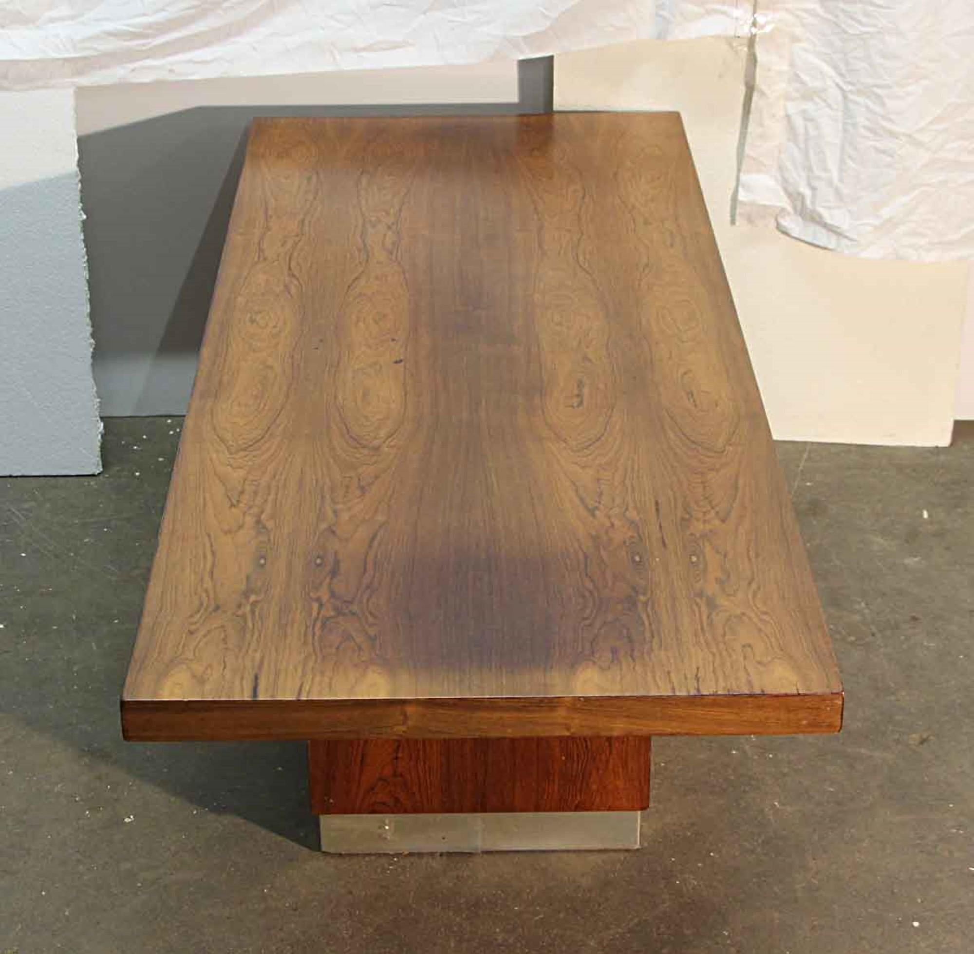 Midcentury Walnut Veneer Coffee Table with Nickel Strip at Bottom of Base In Good Condition In New York, NY