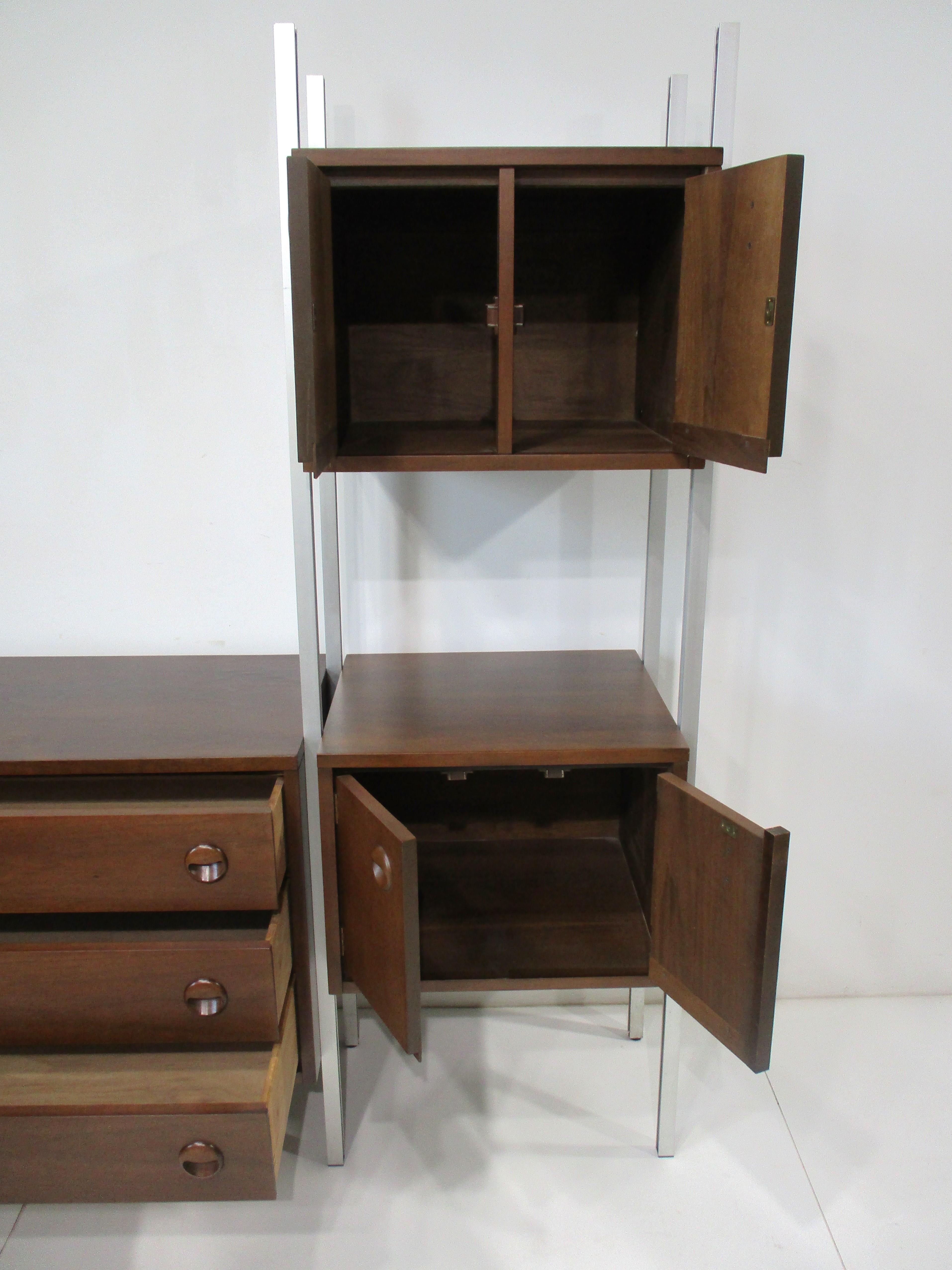 Mobile da parete in noce del Mid Century Furniture di Stanley Furniture Co. in vendita 4