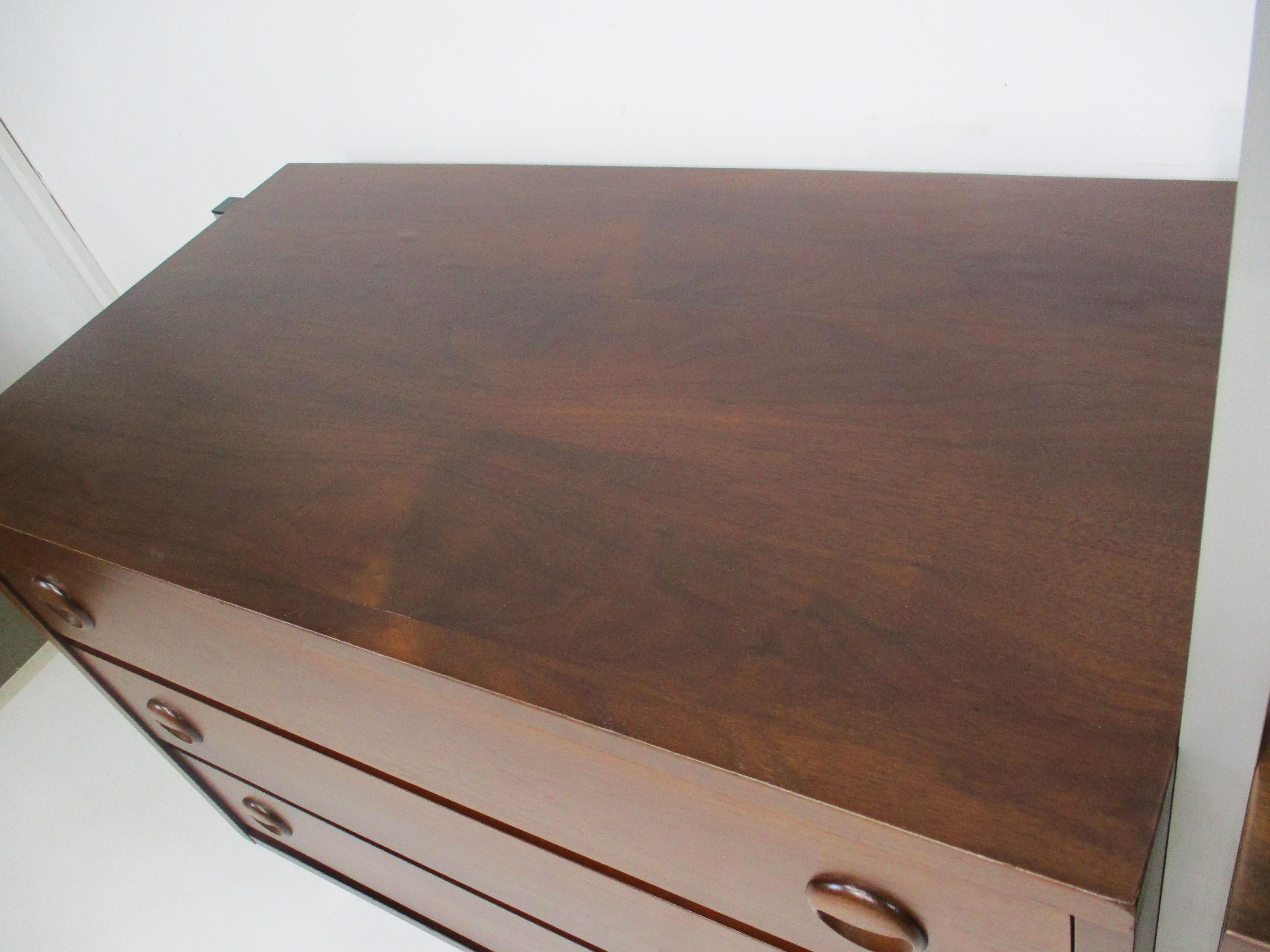 Mobile da parete in noce del Mid Century Furniture di Stanley Furniture Co. in vendita 5