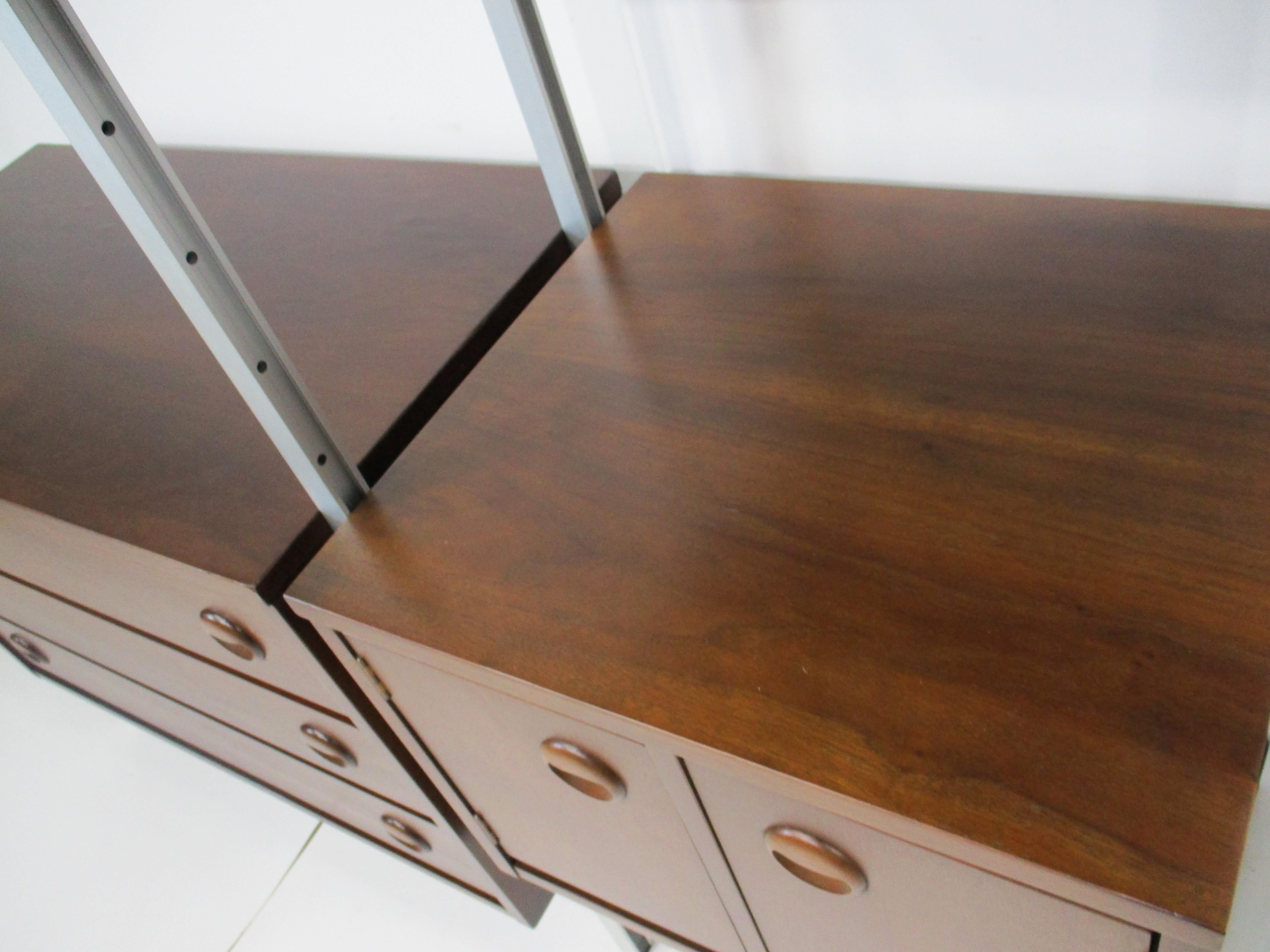 Mobile da parete in noce del Mid Century Furniture di Stanley Furniture Co. in vendita 6