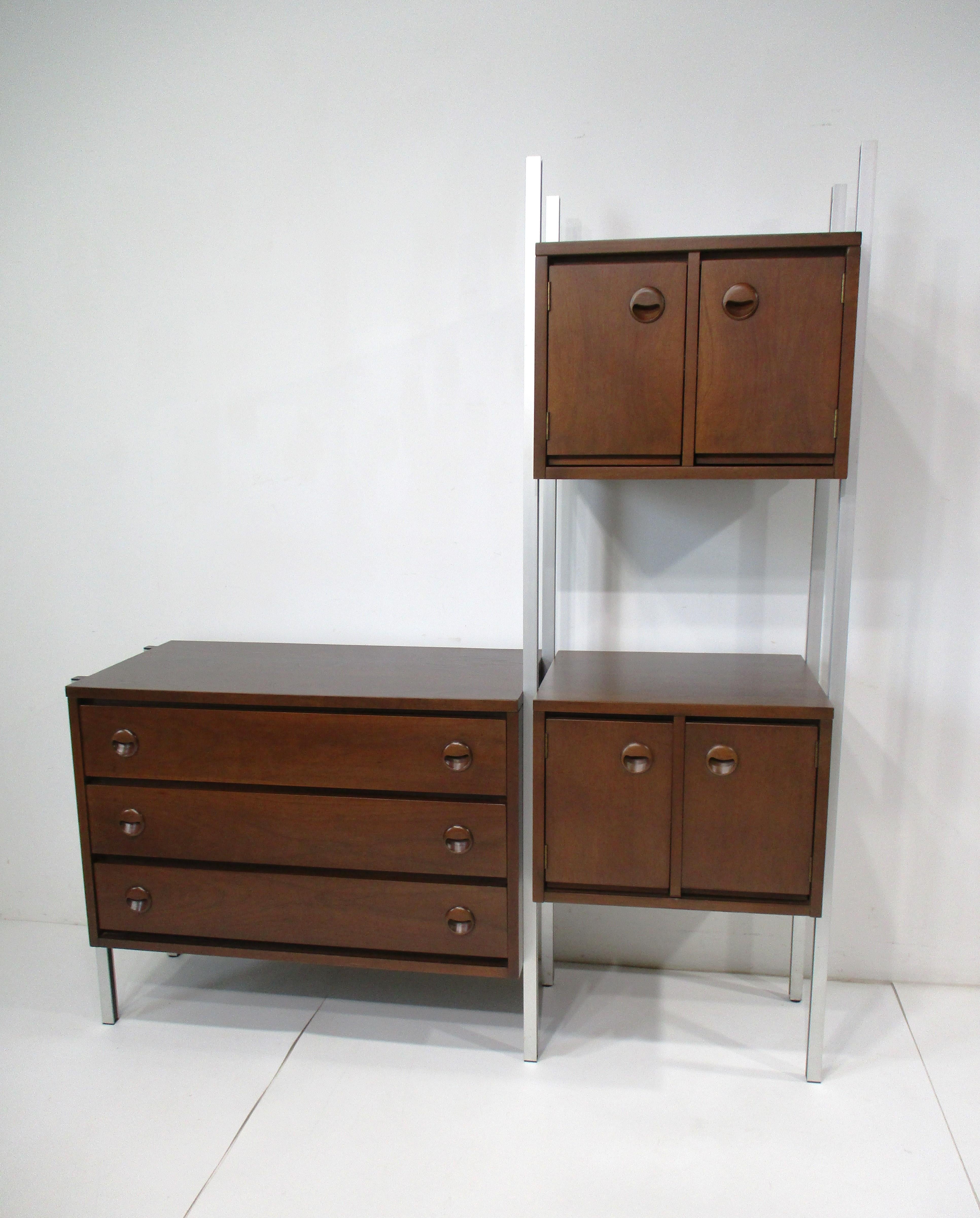 Mobile da parete in noce del Mid Century Furniture di Stanley Furniture Co. in vendita 8