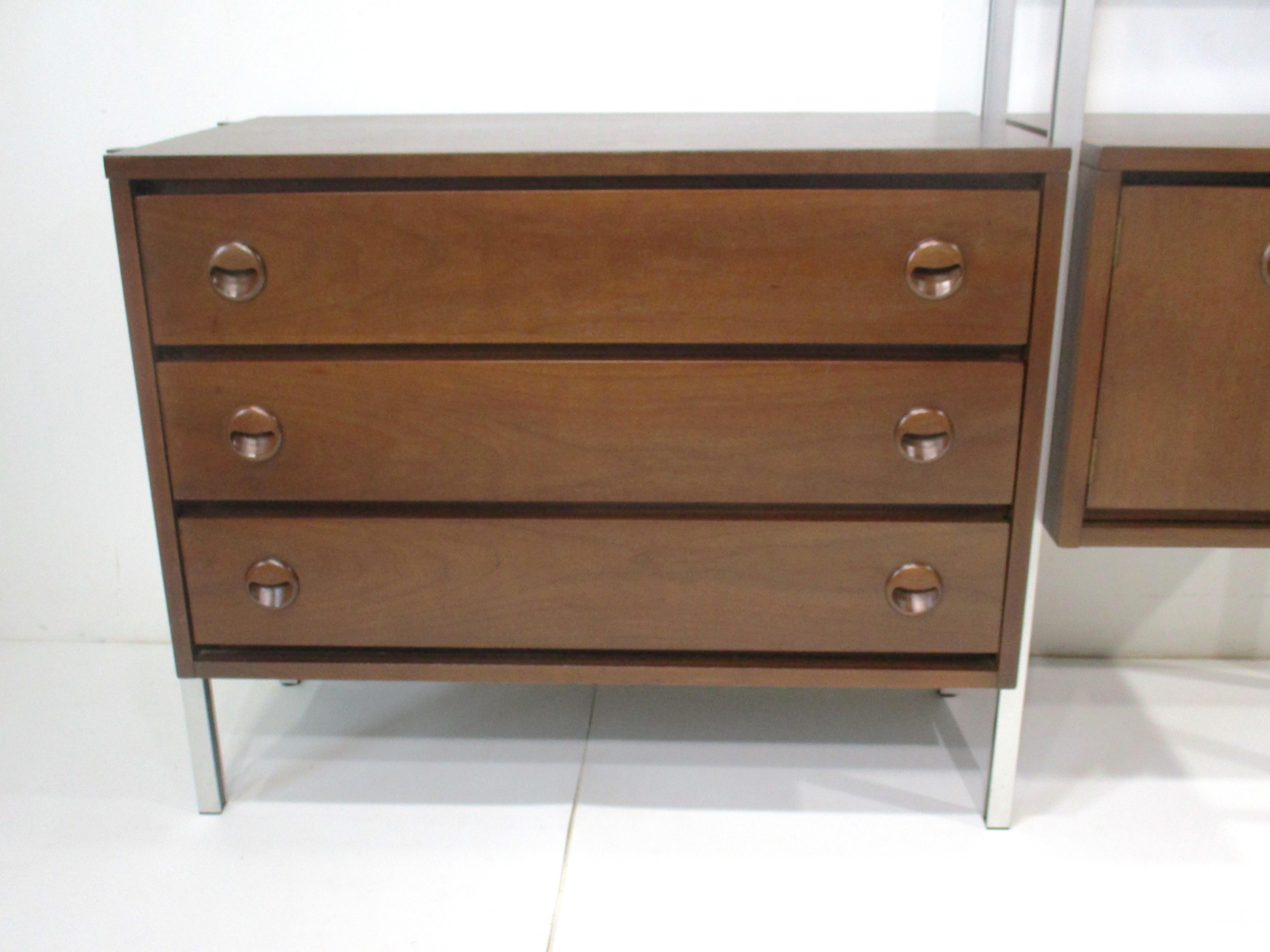 Mid-Century moderno Mobile da parete in noce del Mid Century Furniture di Stanley Furniture Co. in vendita