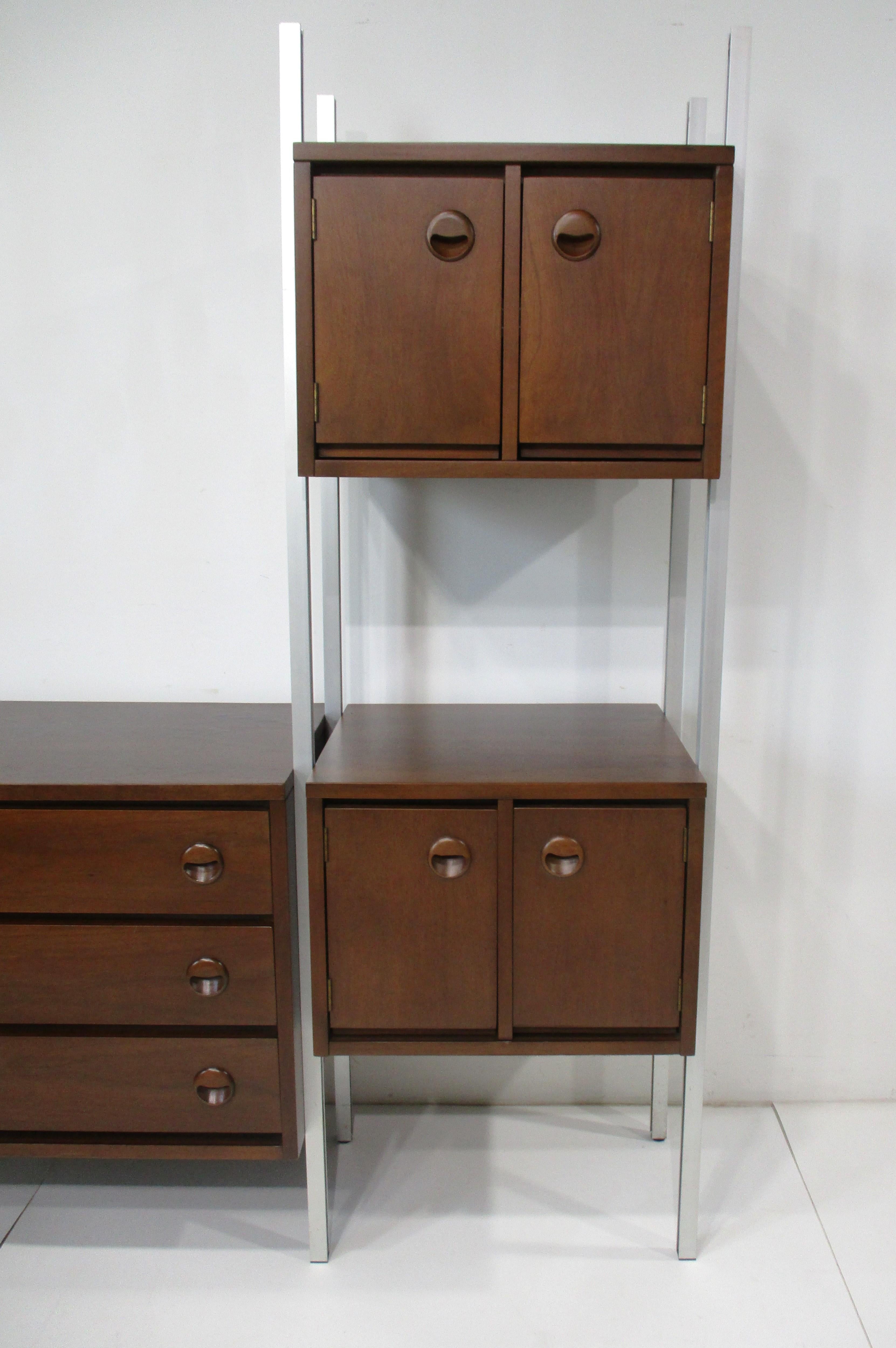 Americano Mobile da parete in noce del Mid Century Furniture di Stanley Furniture Co. in vendita