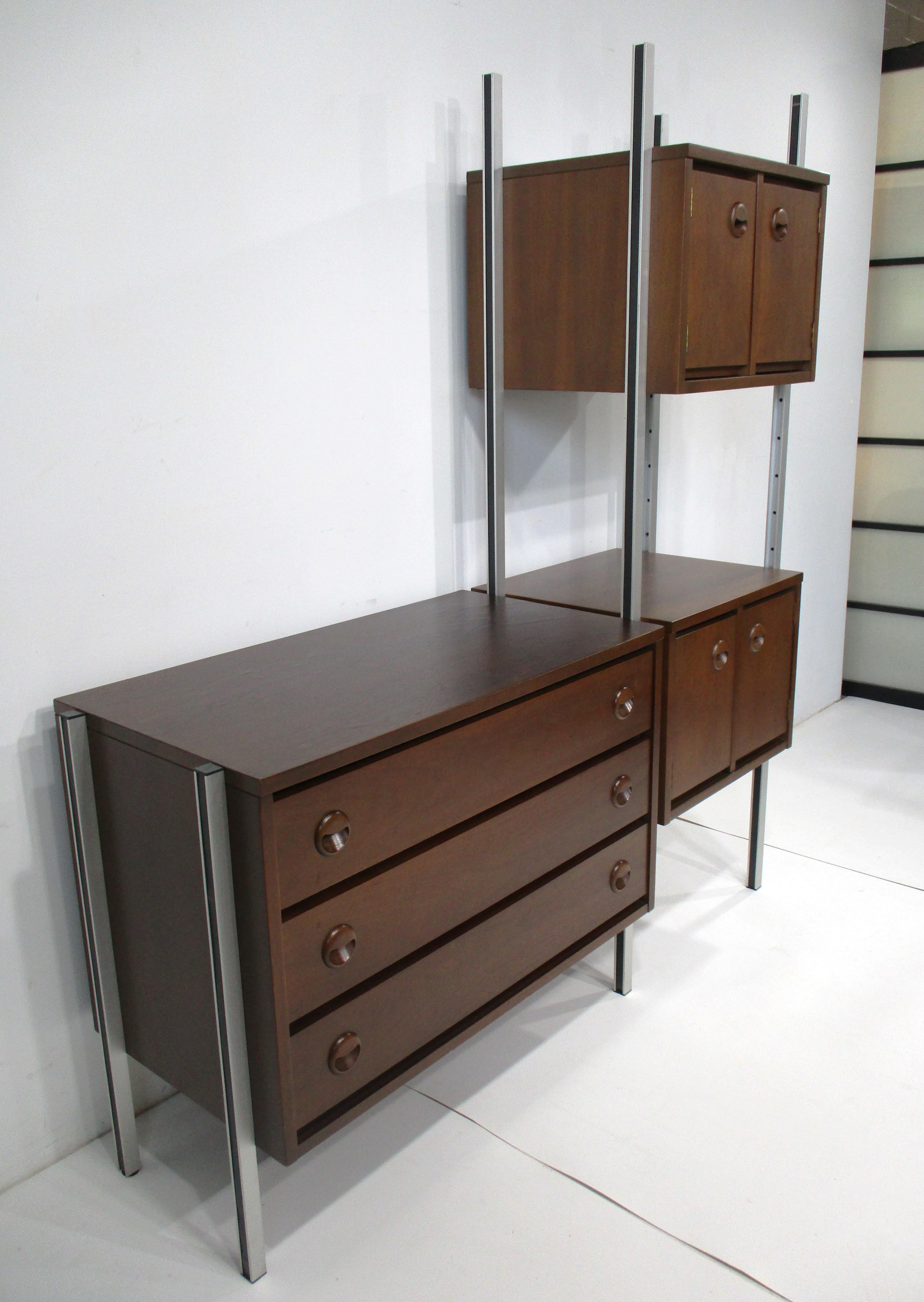 Mobile da parete in noce del Mid Century Furniture di Stanley Furniture Co. In condizioni buone in vendita a Cincinnati, OH