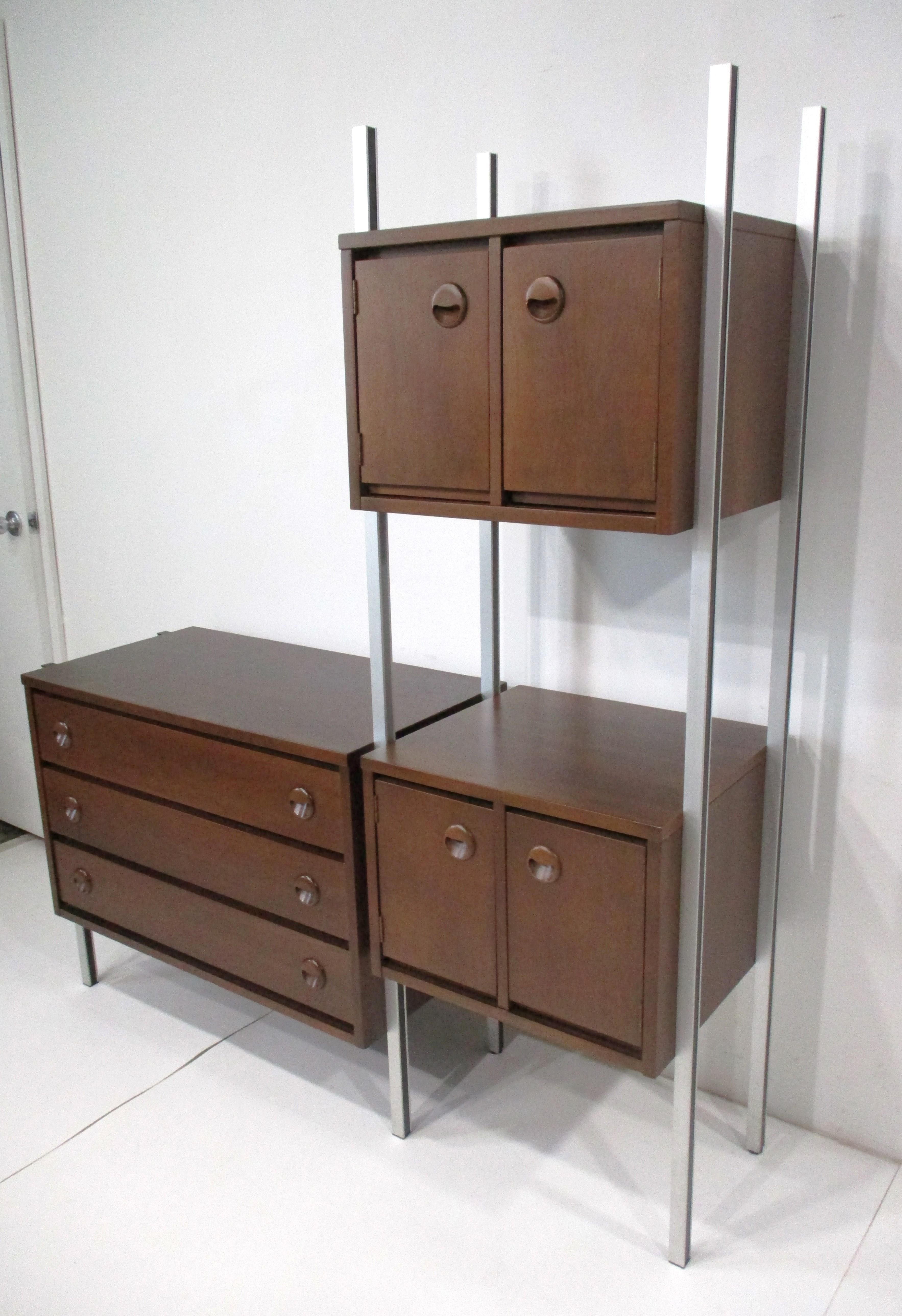XX secolo Mobile da parete in noce del Mid Century Furniture di Stanley Furniture Co. in vendita