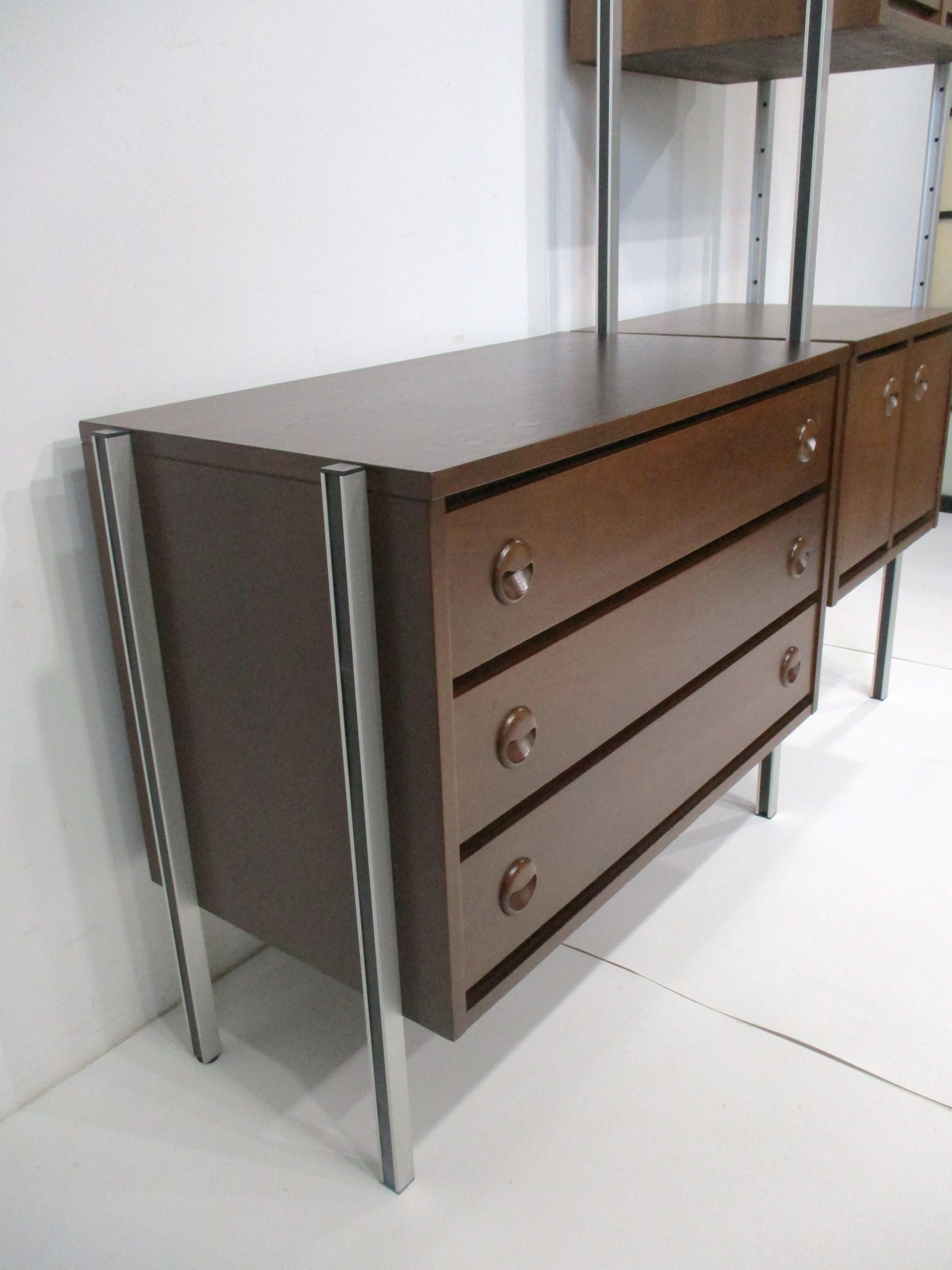 Alluminio Mobile da parete in noce del Mid Century Furniture di Stanley Furniture Co. in vendita