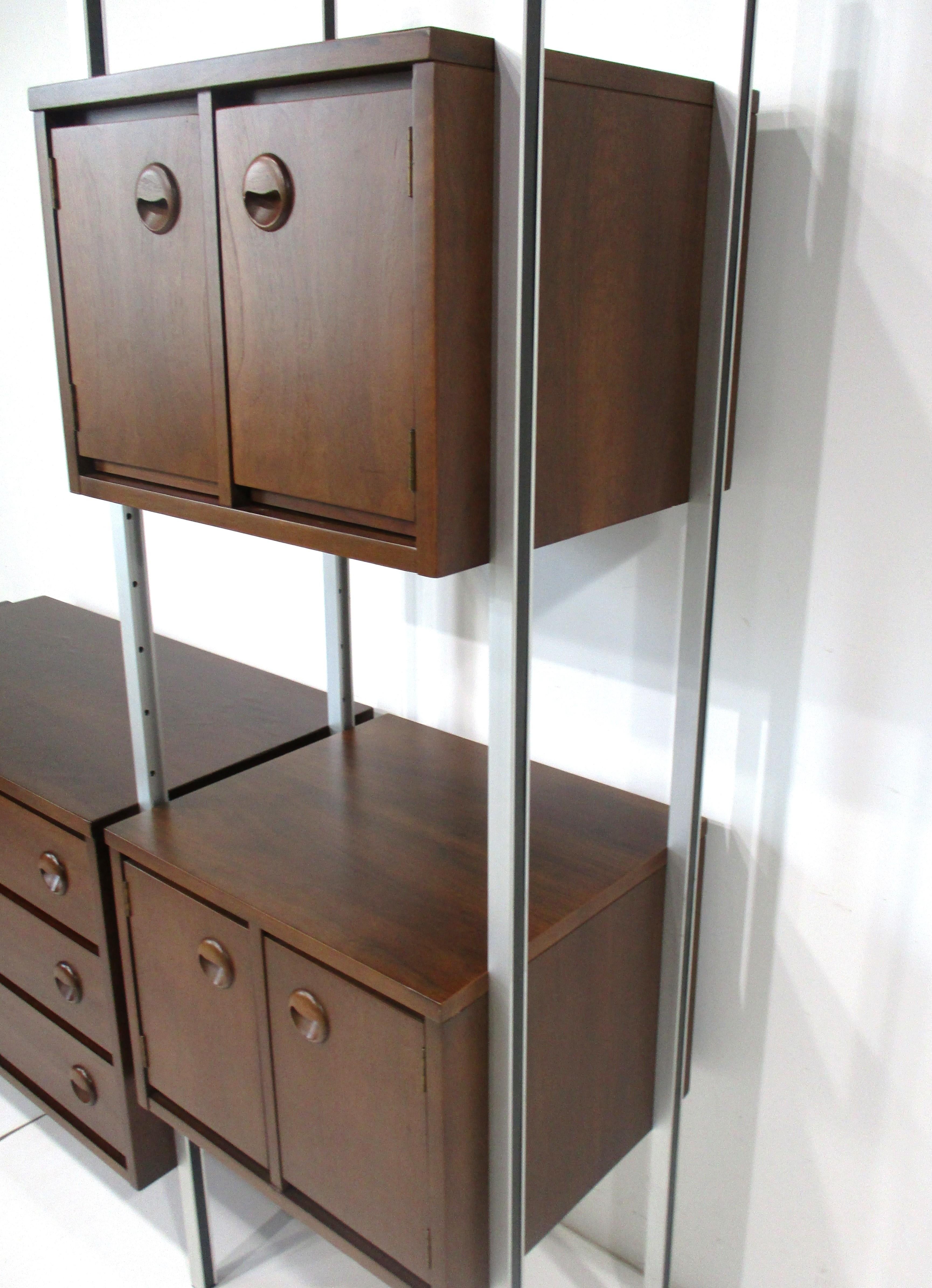 Mobile da parete in noce del Mid Century Furniture di Stanley Furniture Co. in vendita 1