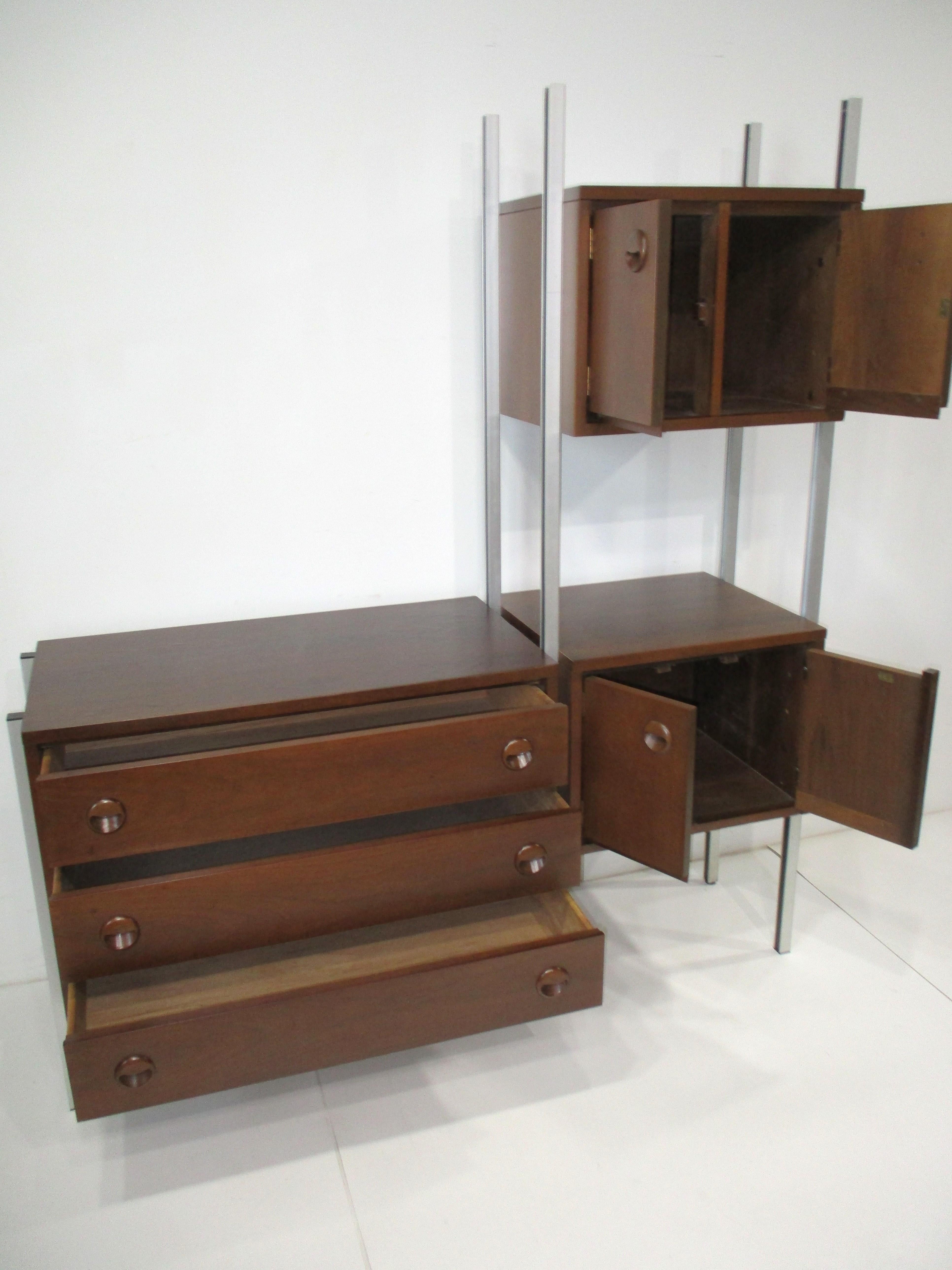 Mobile da parete in noce del Mid Century Furniture di Stanley Furniture Co. in vendita 2