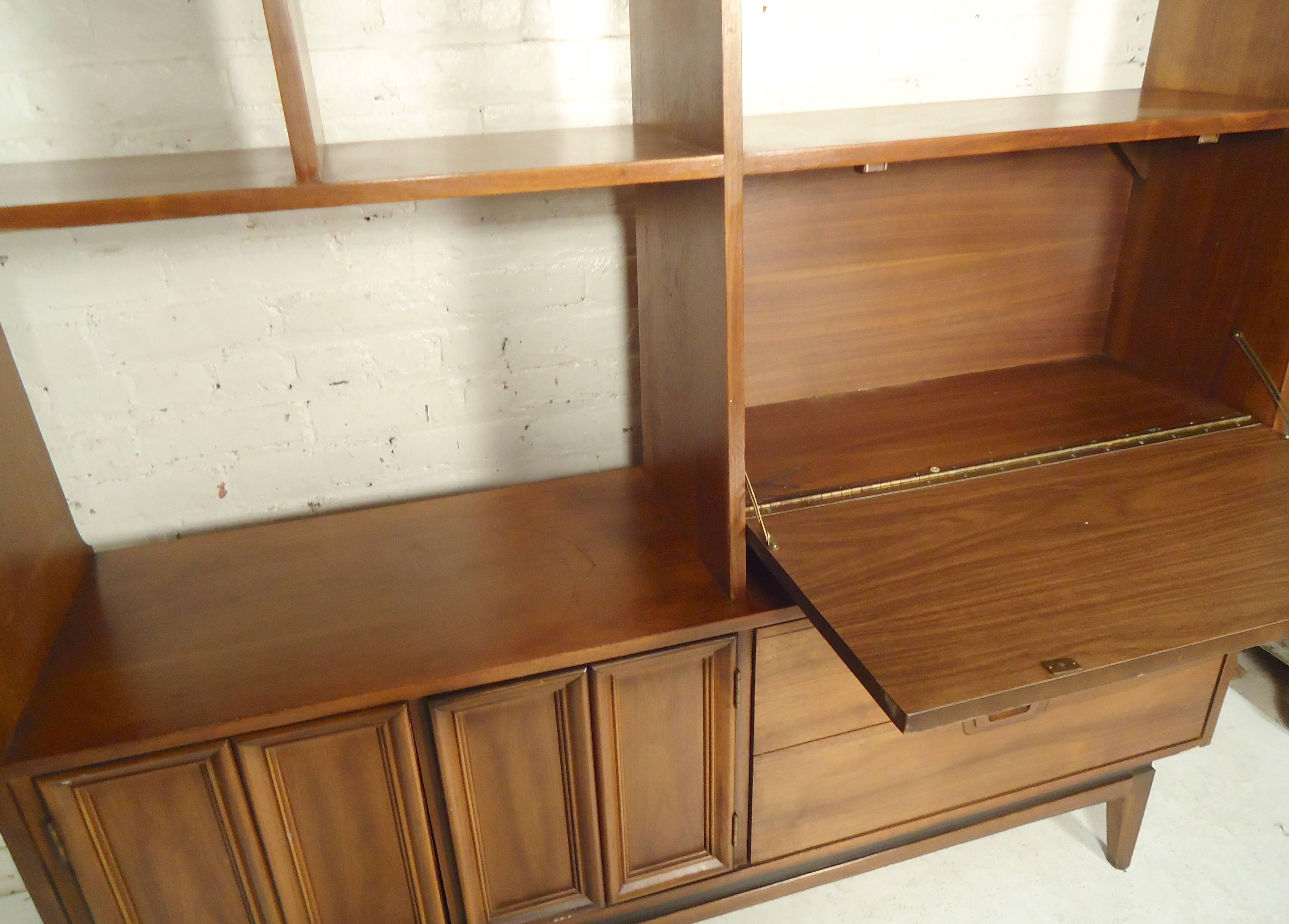 Midcentury Walnut Wall Unit In Good Condition In Brooklyn, NY