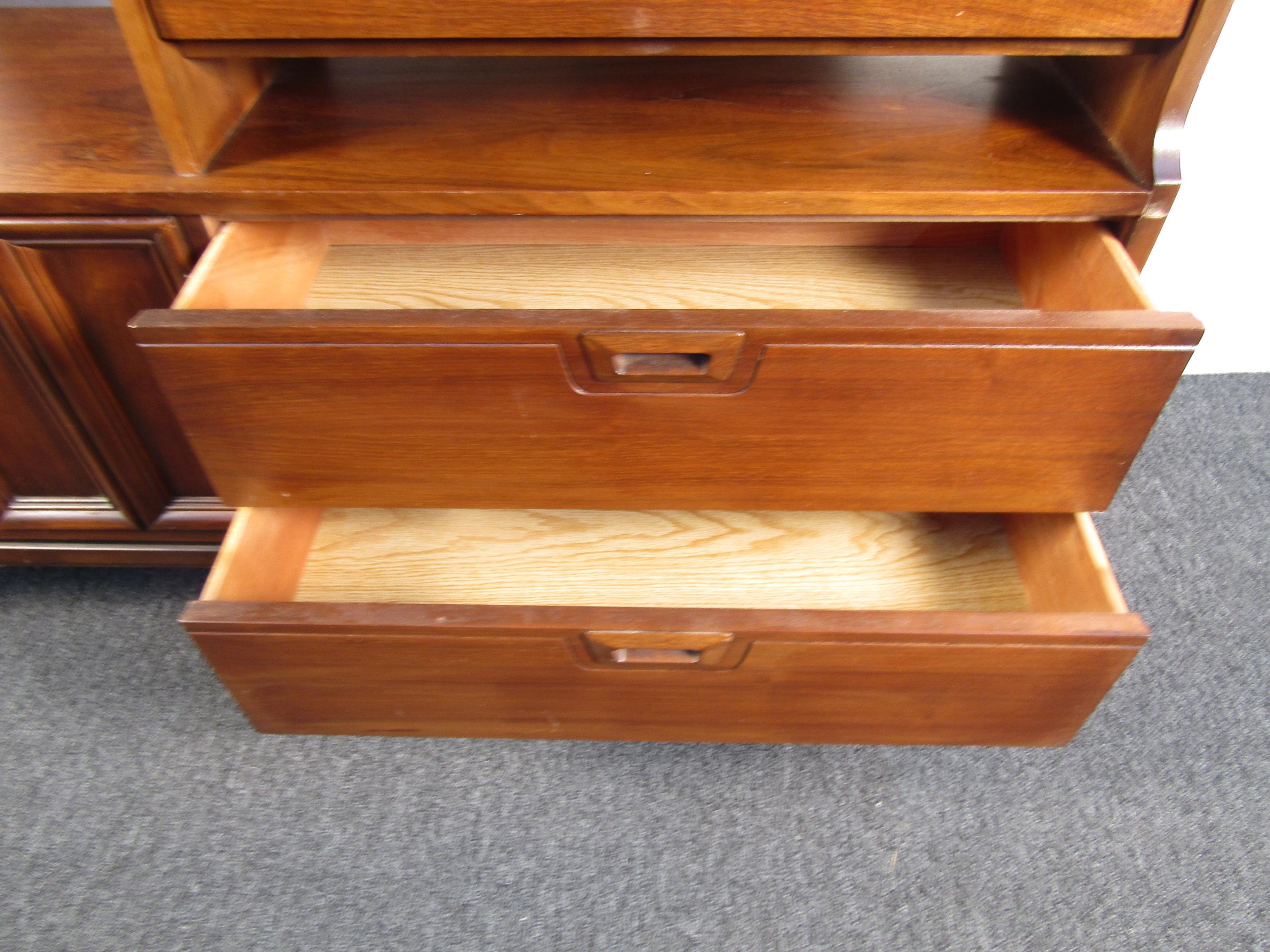 Midcentury Walnut Wall Unit In Good Condition In Brooklyn, NY