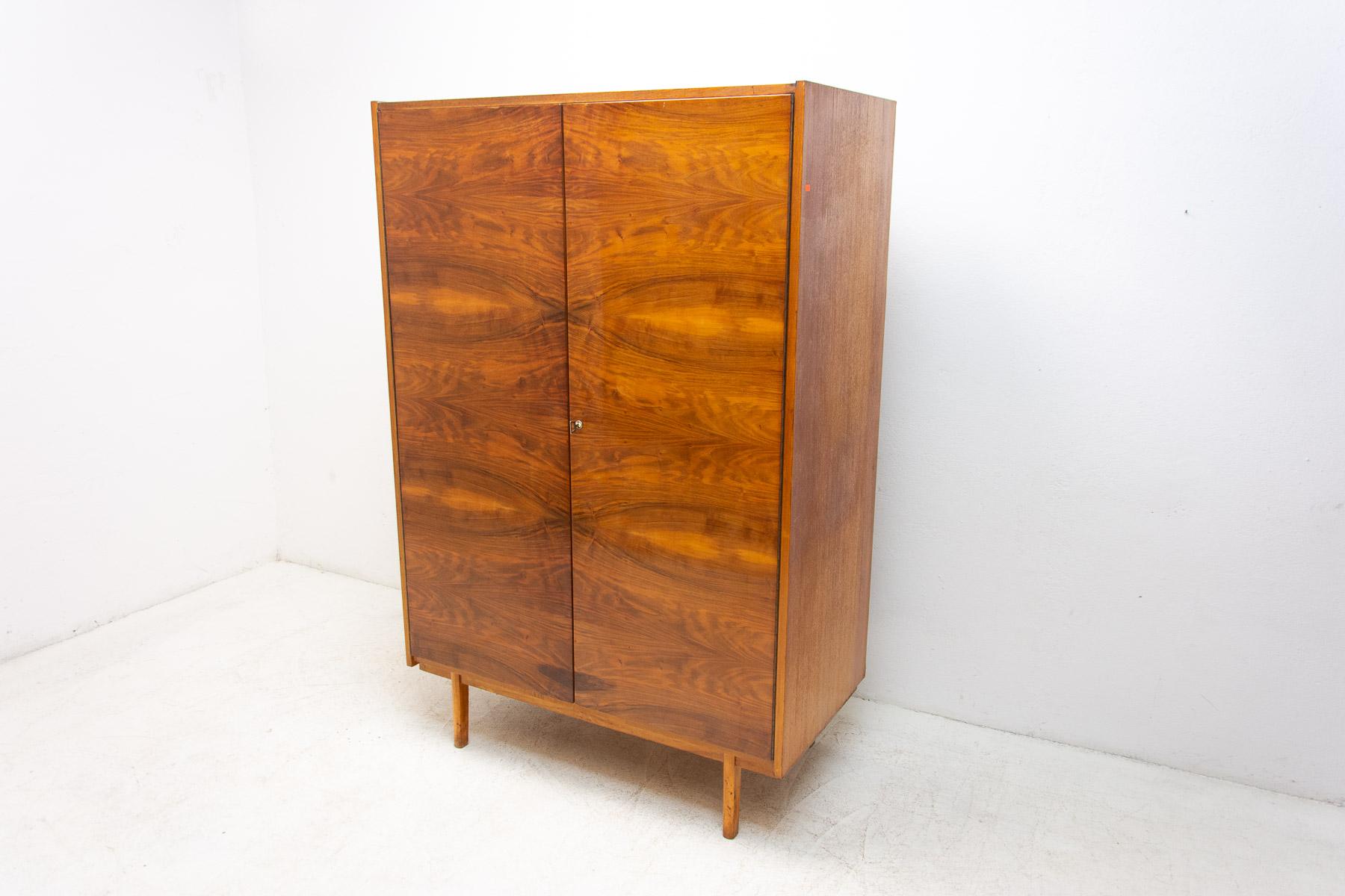 Vintage midcentury wardrobe from the 1960s.

Made in the former Czechoslovakia. Made of walnut wood and plywood.

In good Vintage condition, showing signs of age and using(minor fading on the sides).

 

Measures: Height: 175 cm

Lenght: