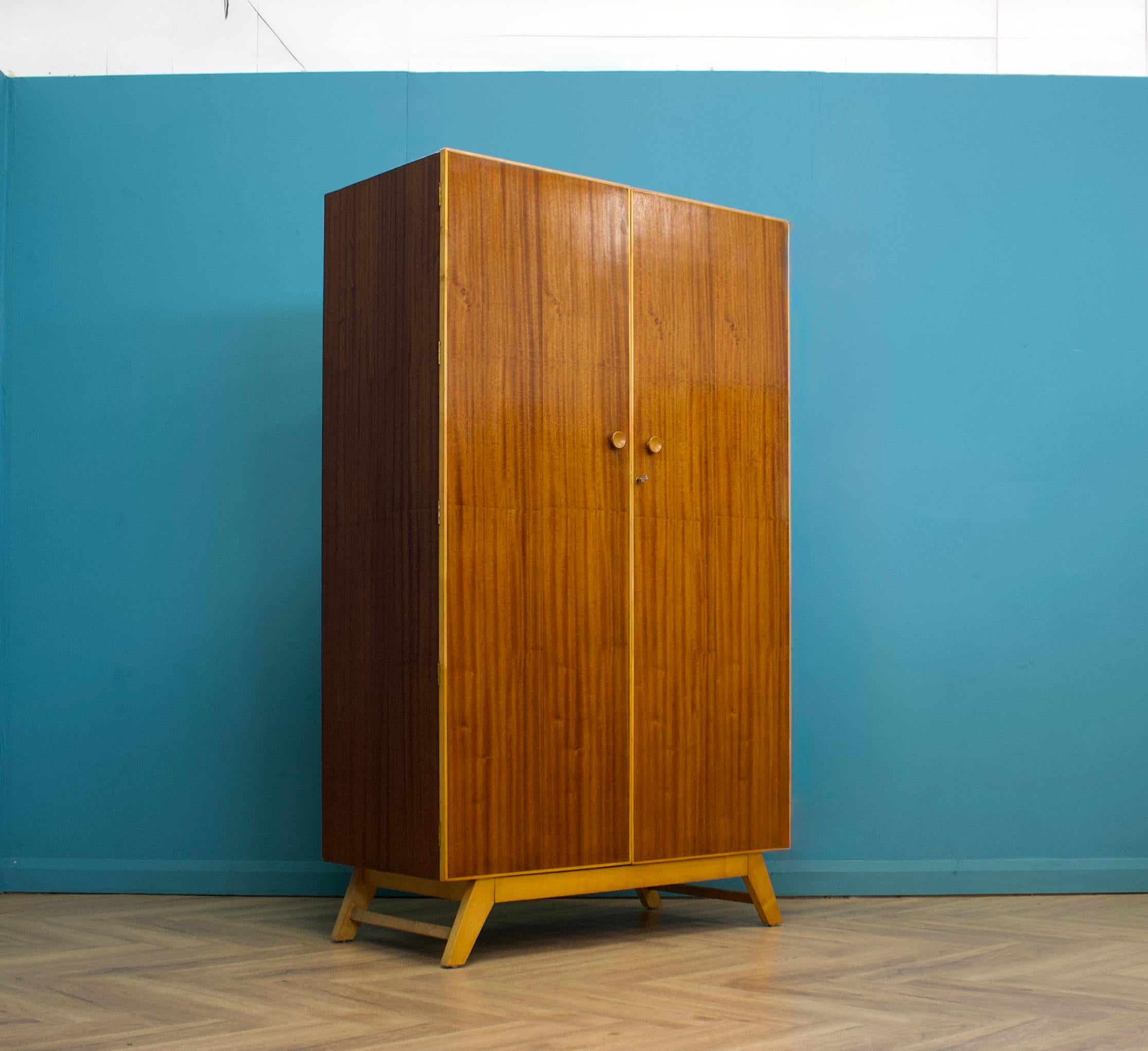 Mid-Century moderno Armadio in noce di metà secolo, anni '60 in vendita