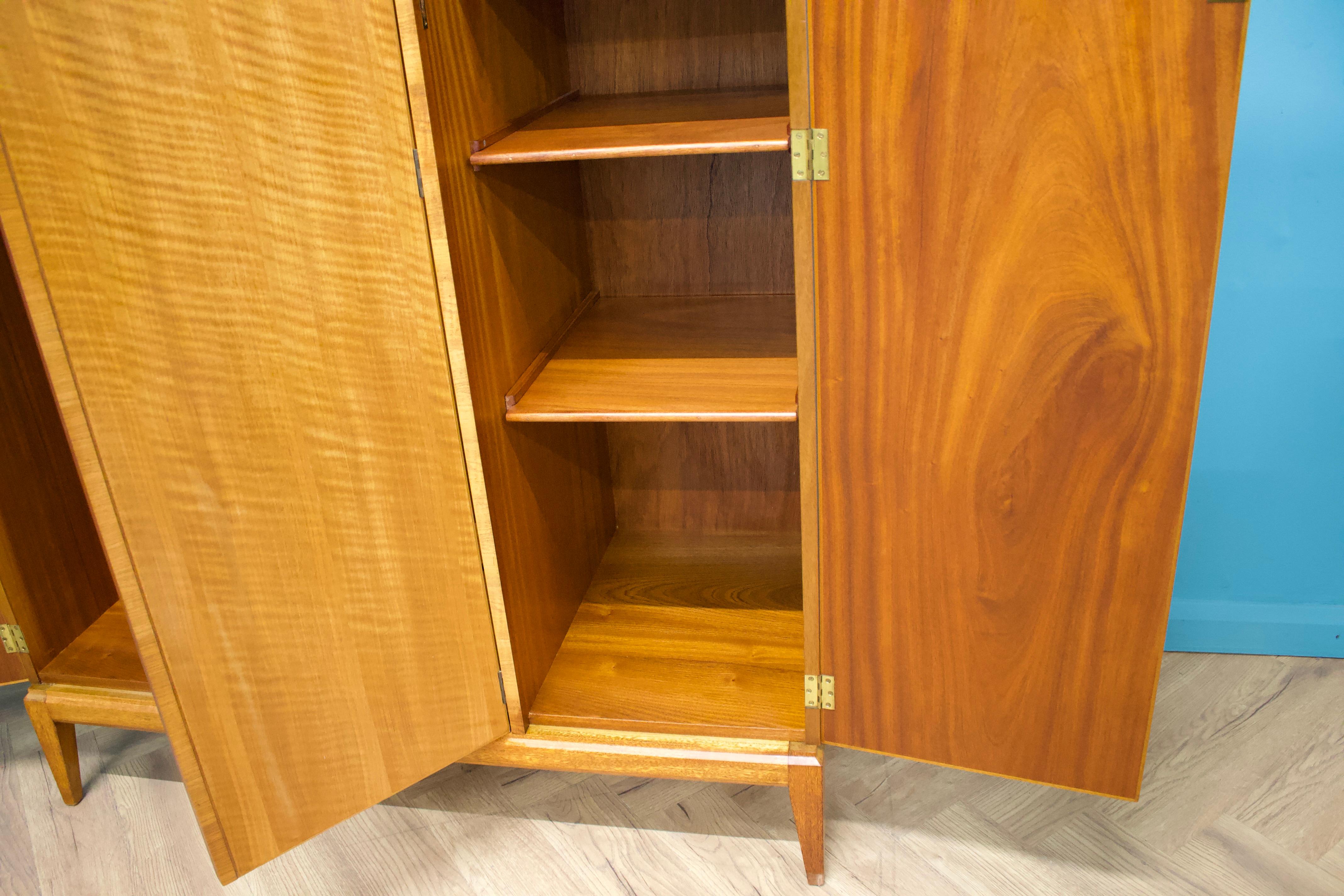 Armadio in noce di metà secolo di Alfred Cox per Heals, anni '60 in vendita 2